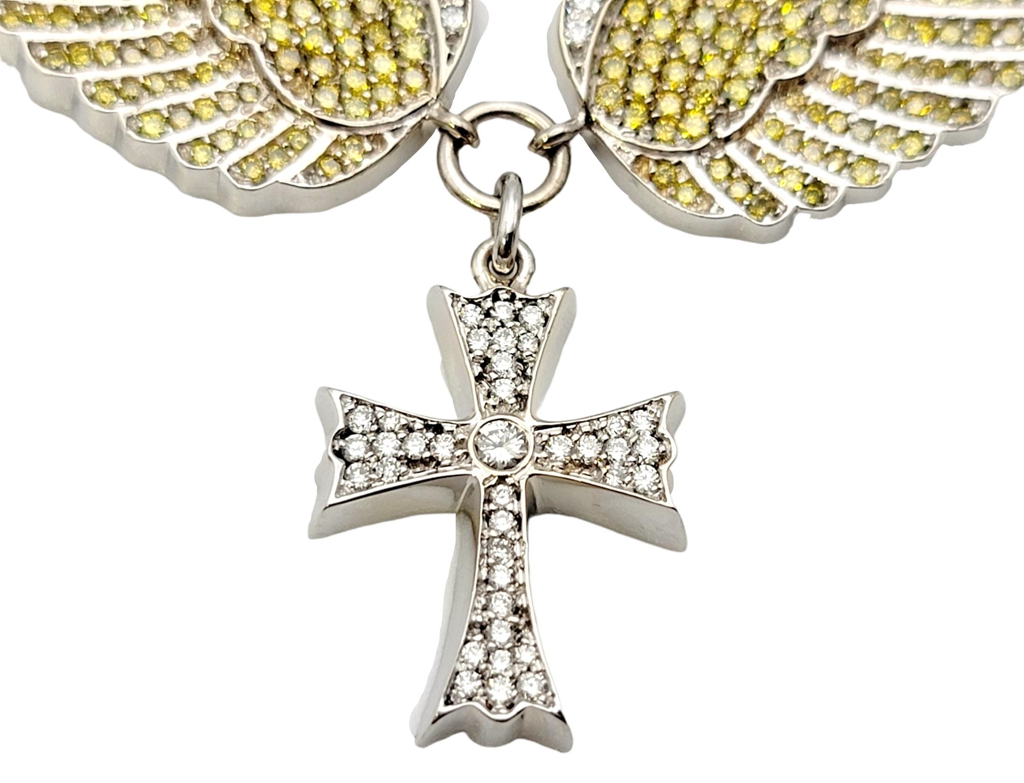 Taille ronde Collier croix et ailes en or blanc 14 carats avec diamants pavés jaunes et blancs en vente