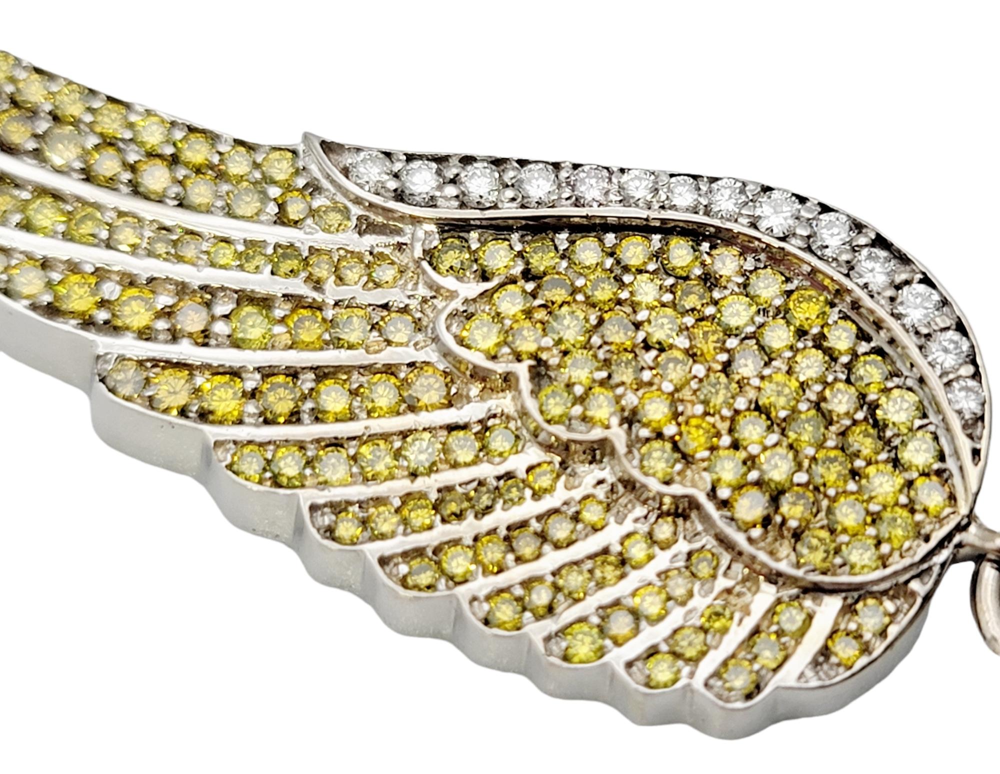 Collier croix et ailes en or blanc 14 carats avec diamants pavés jaunes et blancs Pour femmes en vente