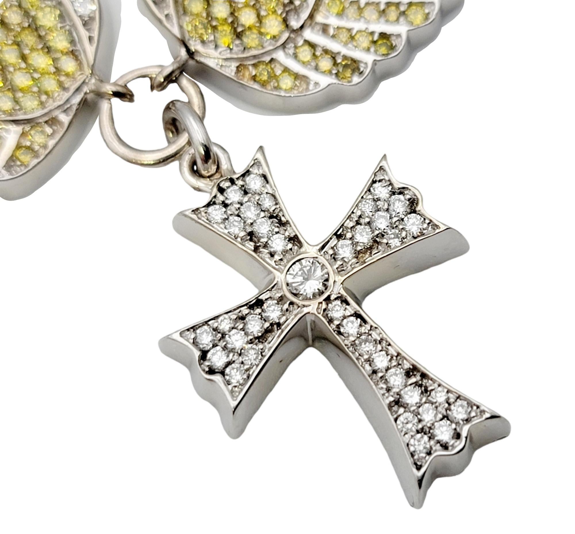 Collier croix et ailes en or blanc 14 carats avec diamants pavés jaunes et blancs en vente 1