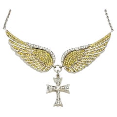 Collier croix et ailes en or blanc 14 carats avec diamants pavés jaunes et blancs