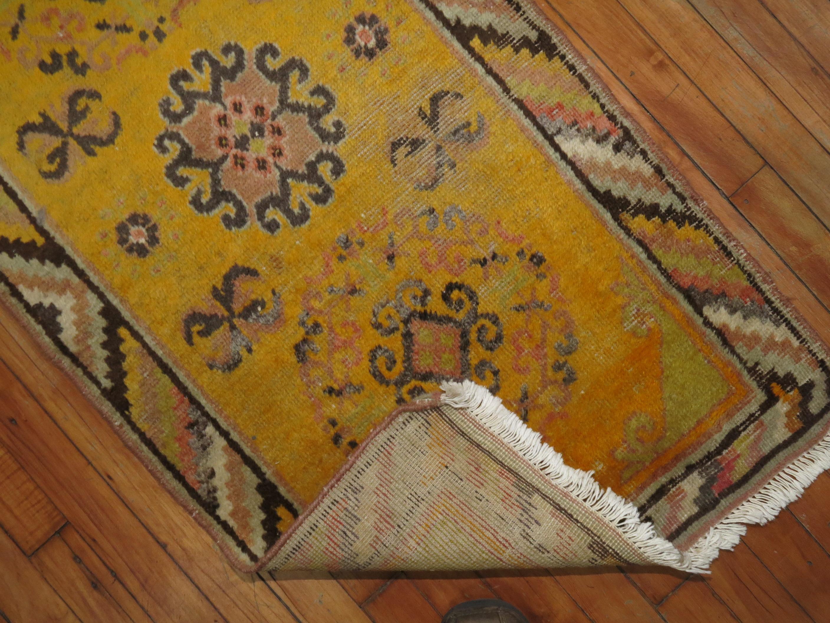 Skurriler kleiner antiker Khotan-Teppich.