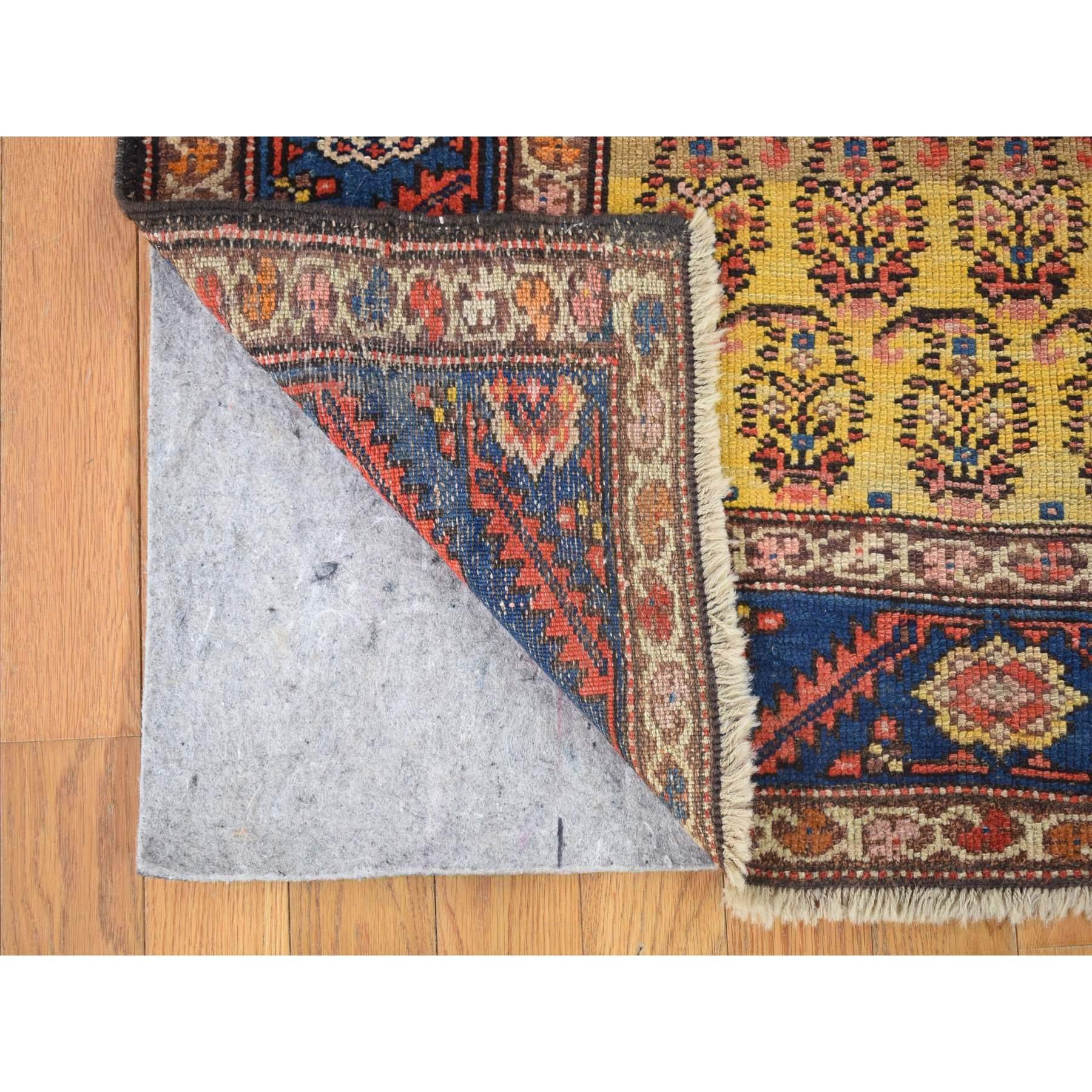 Médiéval Tapis persan ancien en laine jaune antique Bakshaish Abrash à motif cachemire noué à la main en vente