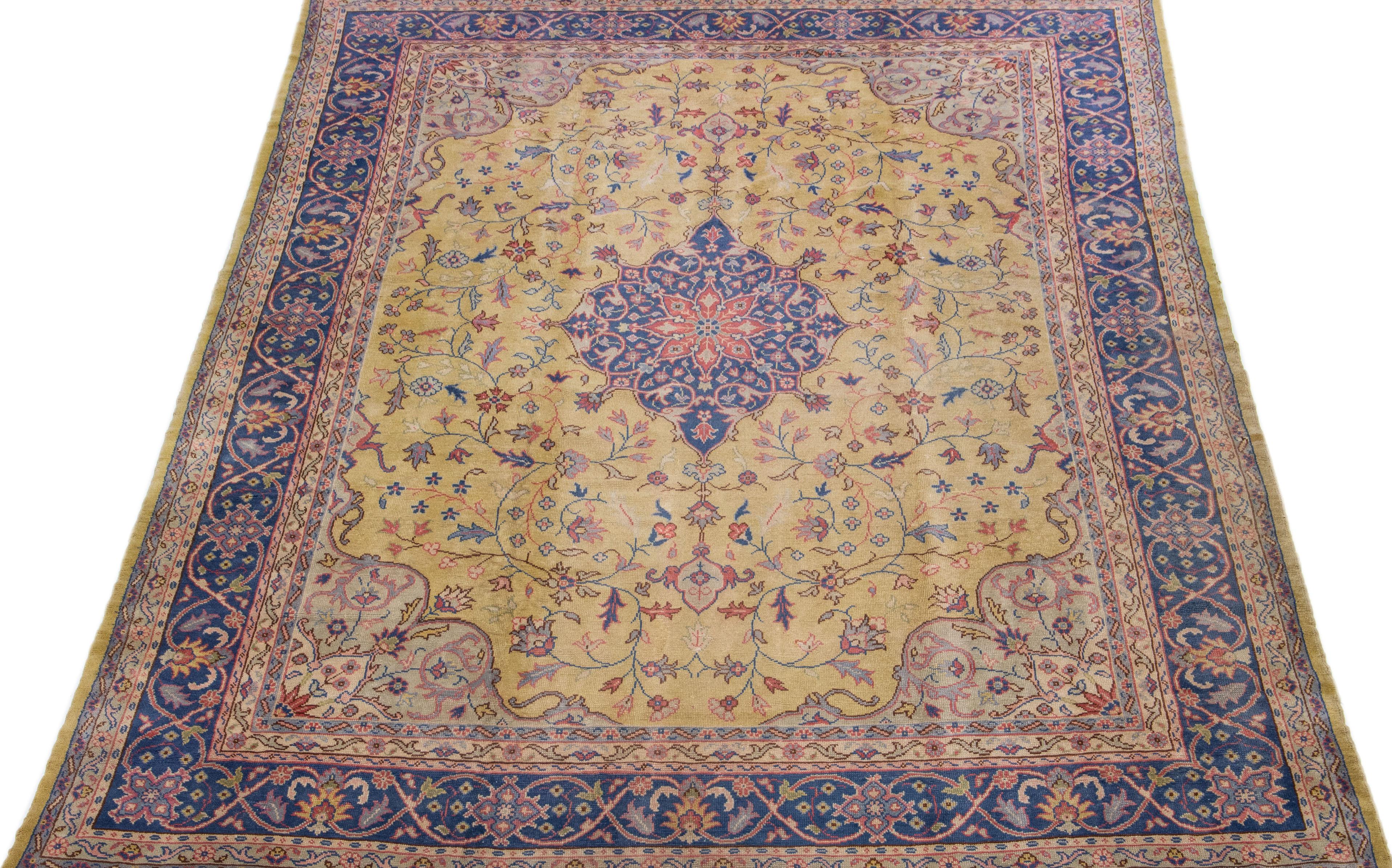 Preciosa alfombra turca antigua de lana anudada a mano con un campo de color amarillo. Esta alfombra tiene un marco de diseño con acentos en azul, beige y verde en un precioso diseño floral de medallón.

Esta alfombra mide 11'6