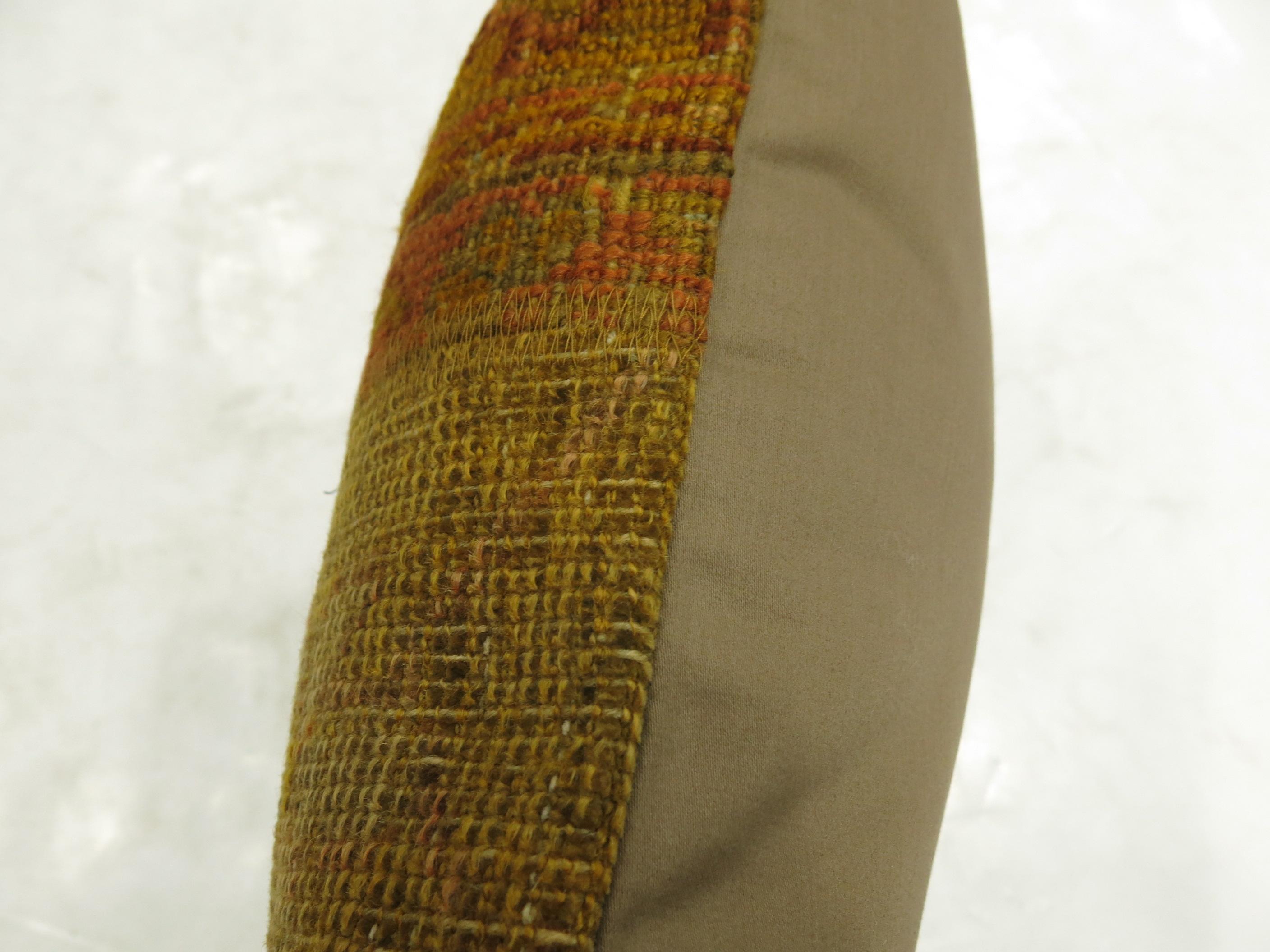 Kissen aus einem Oushak-Teppich aus dem 19. Jahrhundert im Patchwork-Format mit Baumwollrücken und Reißverschluss.

Maße: 17'' x 18''.