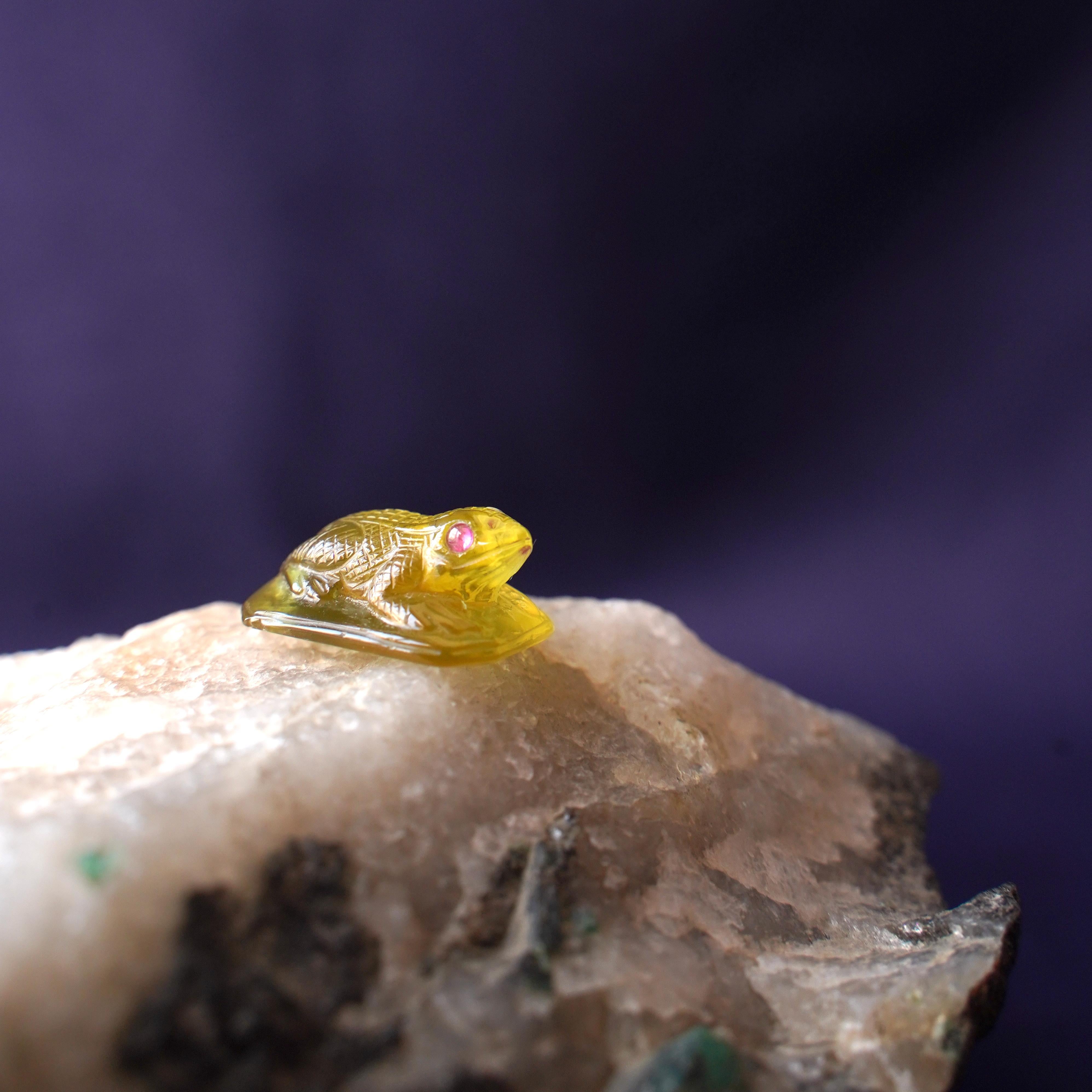 Contemporaneo Anello con gemma sfusa di apatite gialla scolpita a mano, a forma di rana in vendita