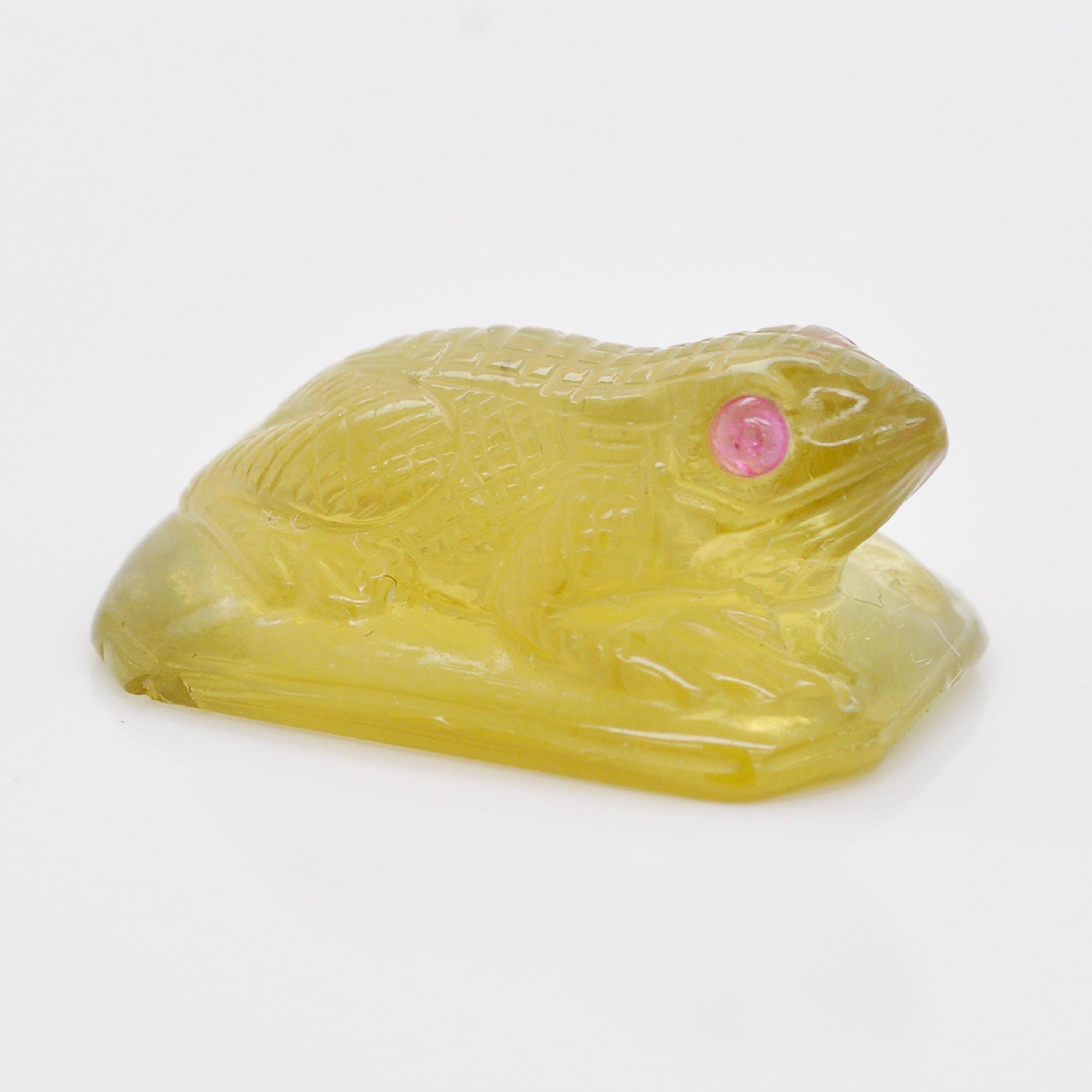 Taglio misto Anello con gemma sfusa di apatite gialla scolpita a mano, a forma di rana in vendita