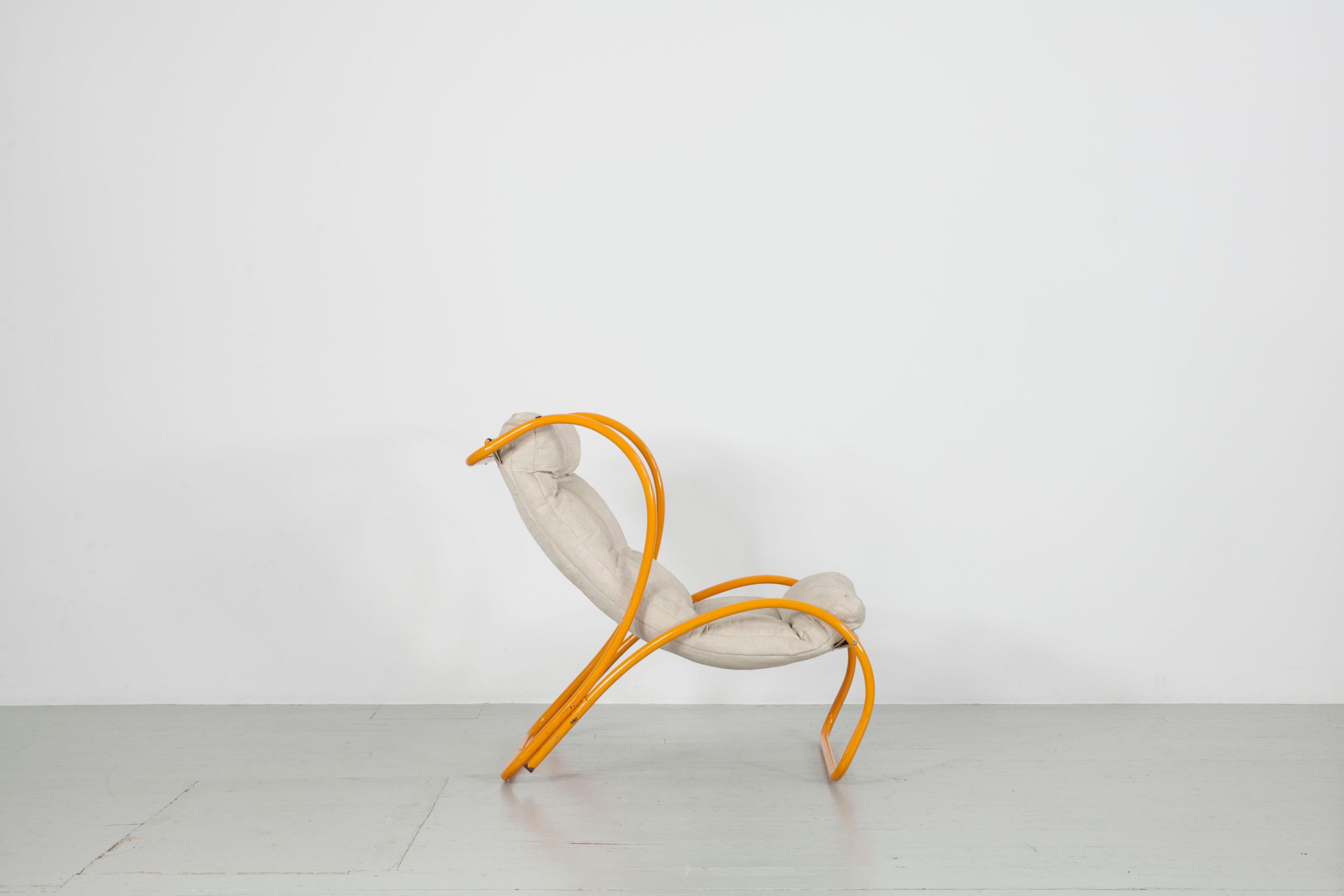 Dieser italienische Sessel wurde in den 1970er Jahren hergestellt. Das runde, gebogene, gelb emaillierte Stahlrohr dient als Rahmen für die schlichte Leinenpolsterung. Das Möbelstück ist in einem guten Originalzustand mit ein paar Flecken auf dem