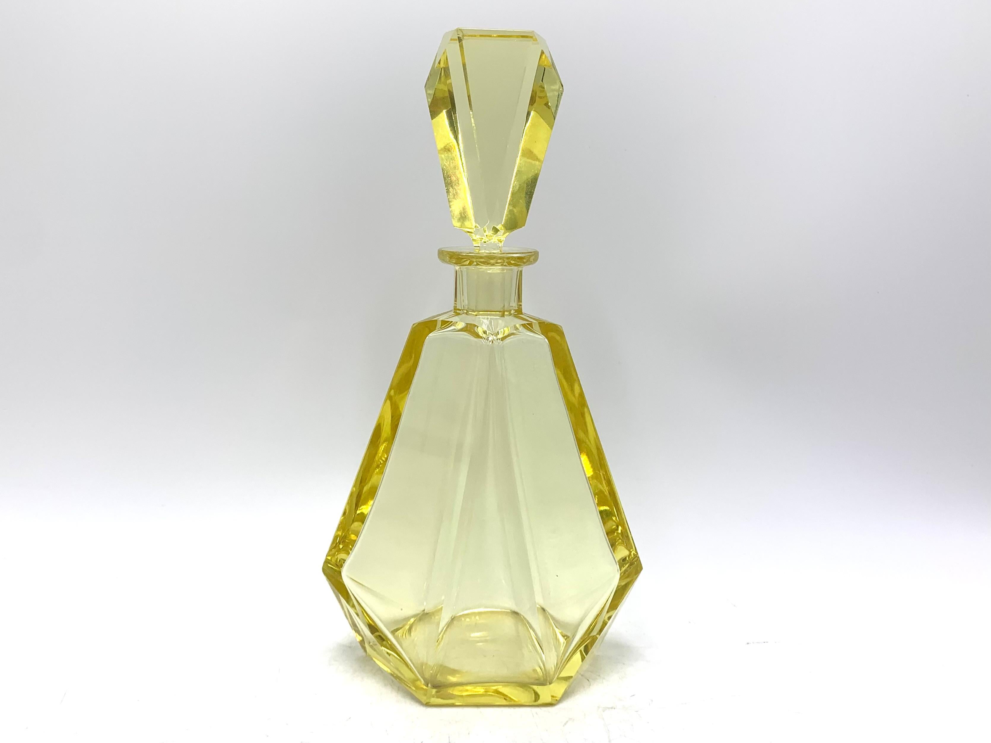 Yellow Art Deco Carafe Decanter, Czech Republic, 1930s In Good Condition In Chorzów, PL