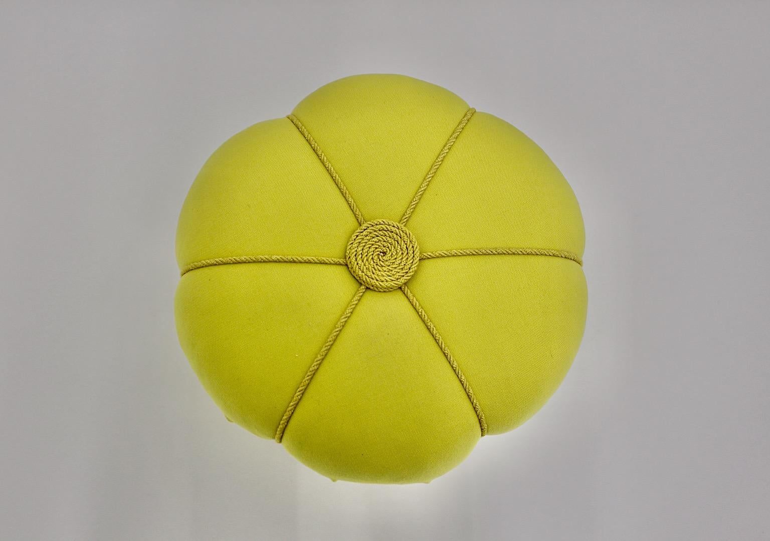 Tabouret ou pouf Art Déco jaune autrichien, qui a été conçu et fabriqué dans les années 1930.
Les matériaux de ce beau tabouret sont l'épicéa, le bois de cerisier et le tissu jaune citron avec cordons.
Nous aimons ce tabouret pour sa belle taille et