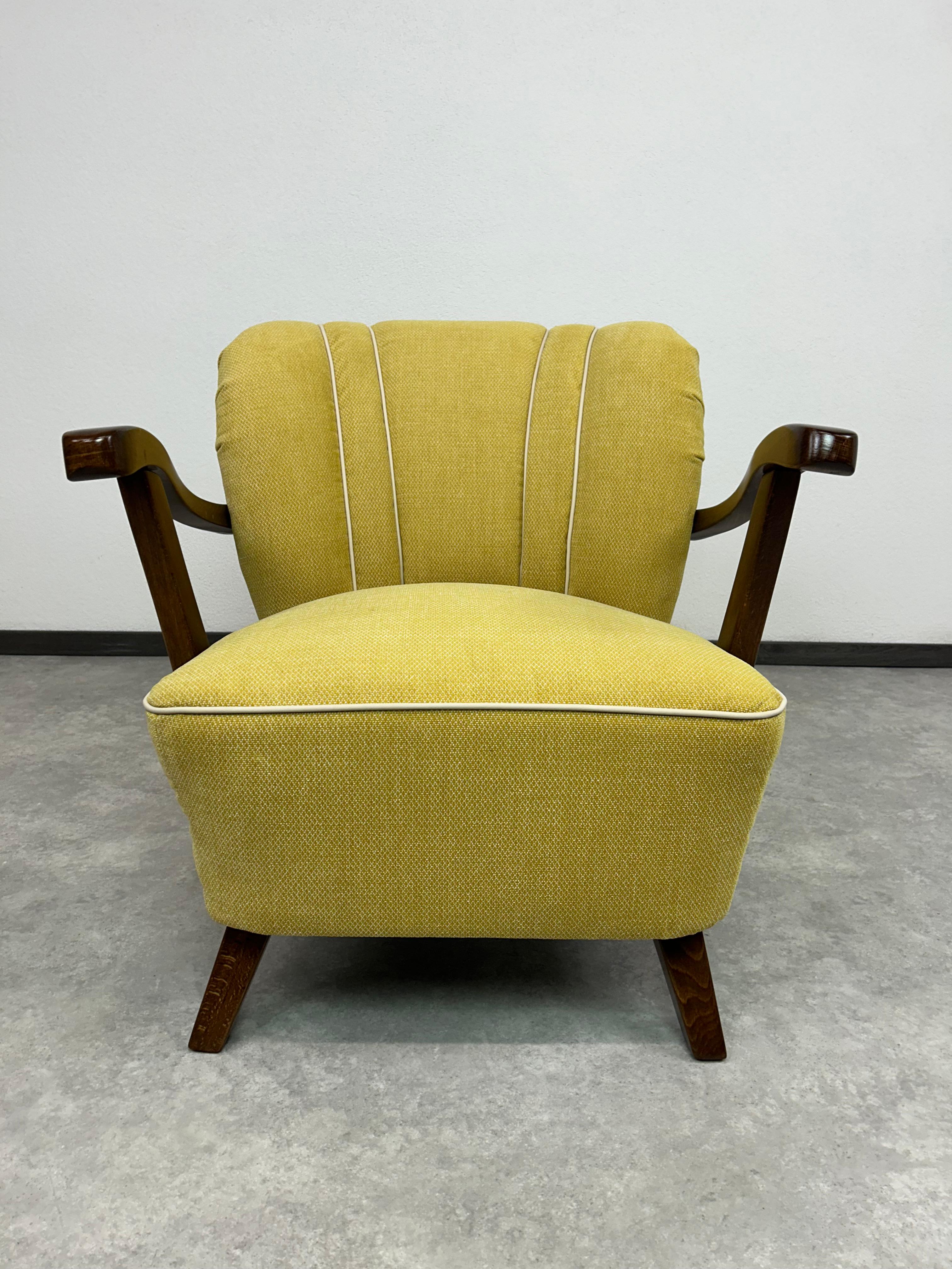 Yellow art deco club armchairs In Excellent Condition For Sale In Banská Štiavnica, SK
