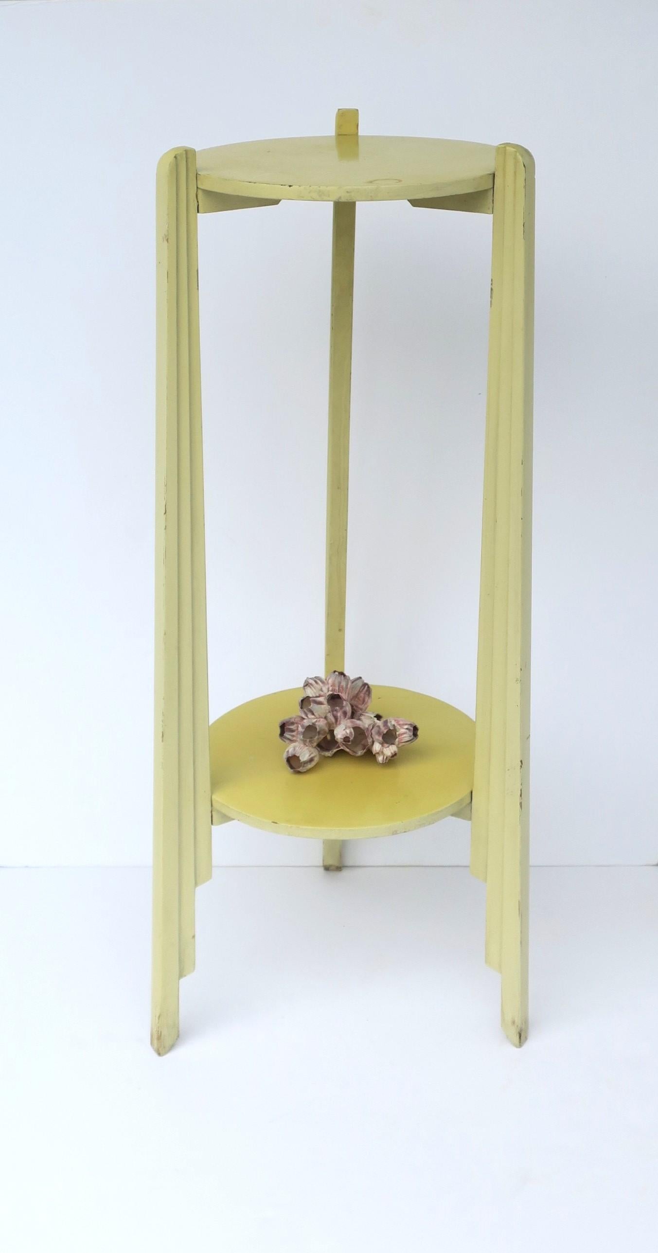 Gelber Art-Déco-Säulensockel-Sockelständer mit niedrigem Regal, 1 von 2 verfügbar (Gemalt) im Angebot