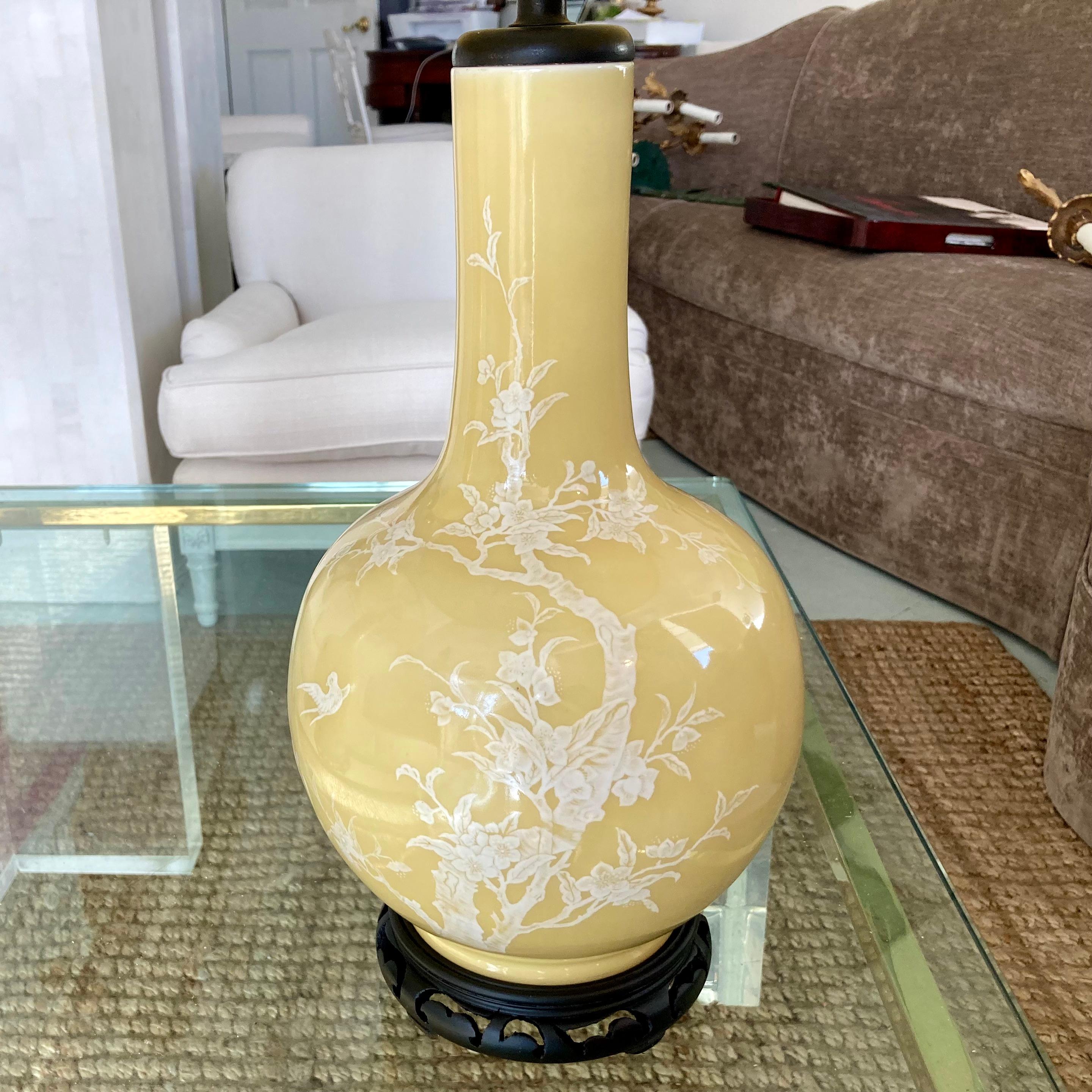 Paire de lampes de table de style chinoiserie asiatique jaune sur socle en bois sculpté en vente 5