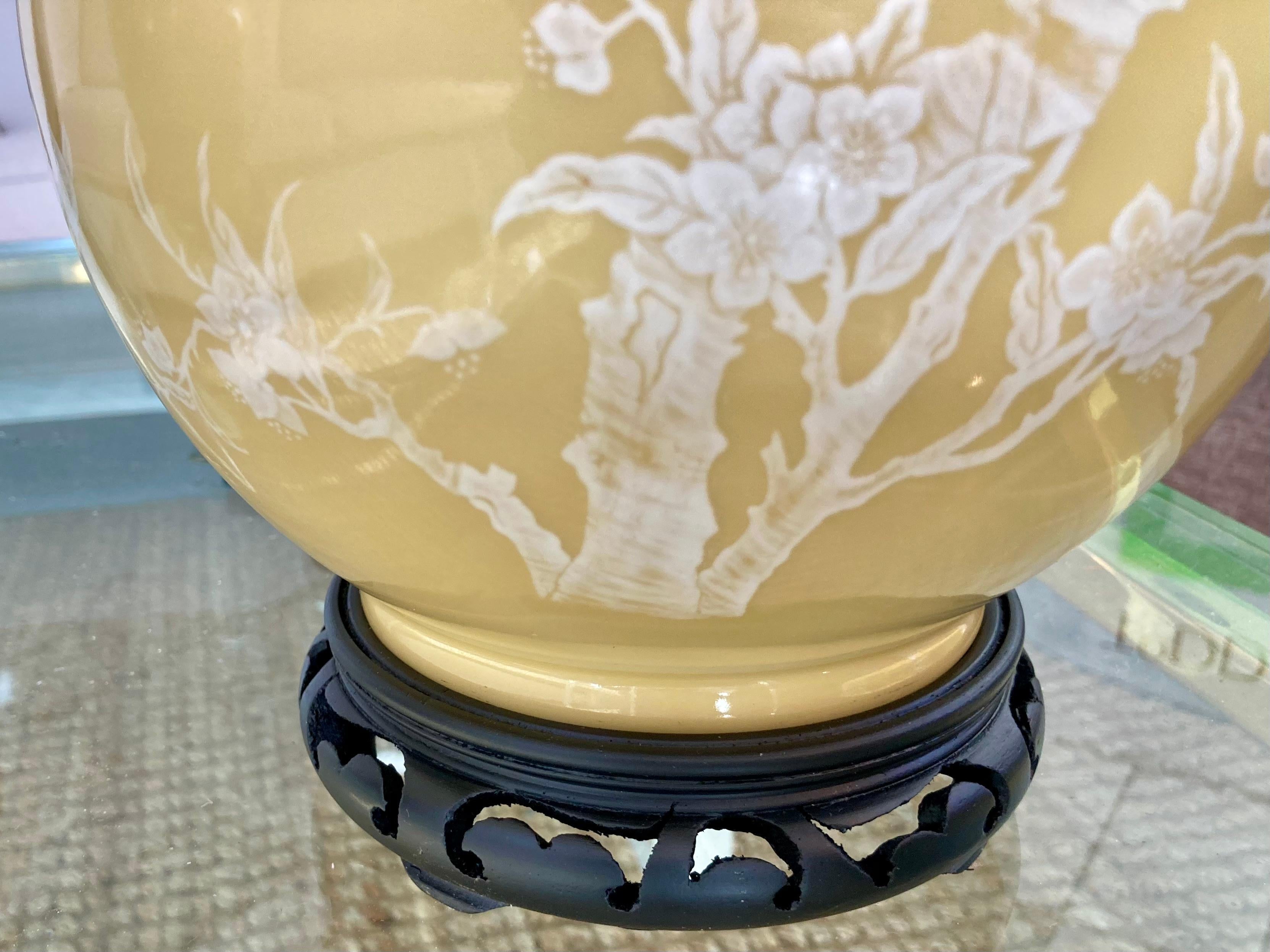 Paire de lampes de table de style chinoiserie asiatique jaune sur socle en bois sculpté en vente 6