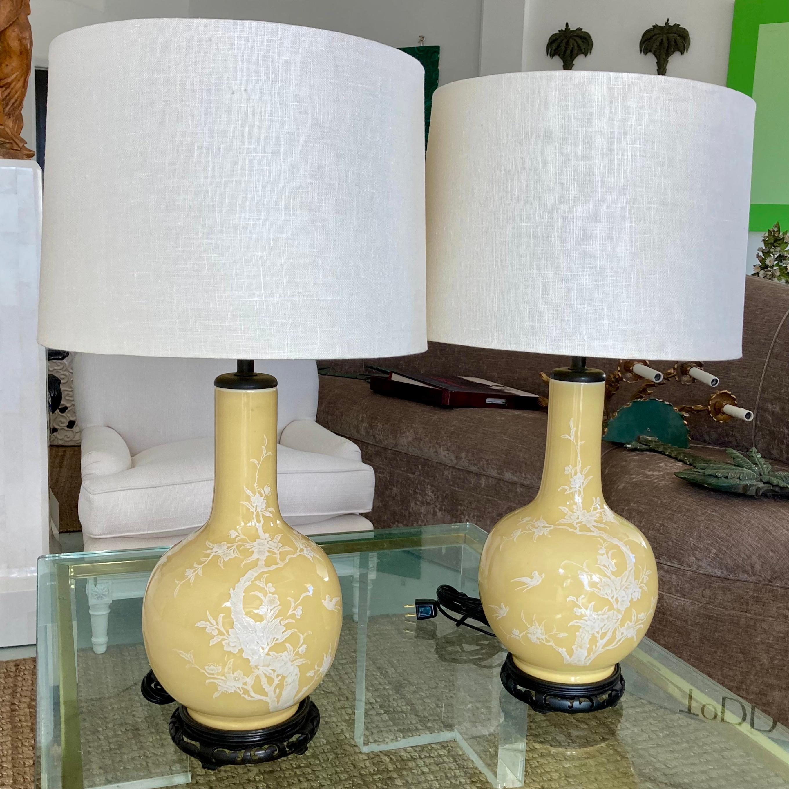 Chinoiseries Paire de lampes de table de style chinoiserie asiatique jaune sur socle en bois sculpté en vente