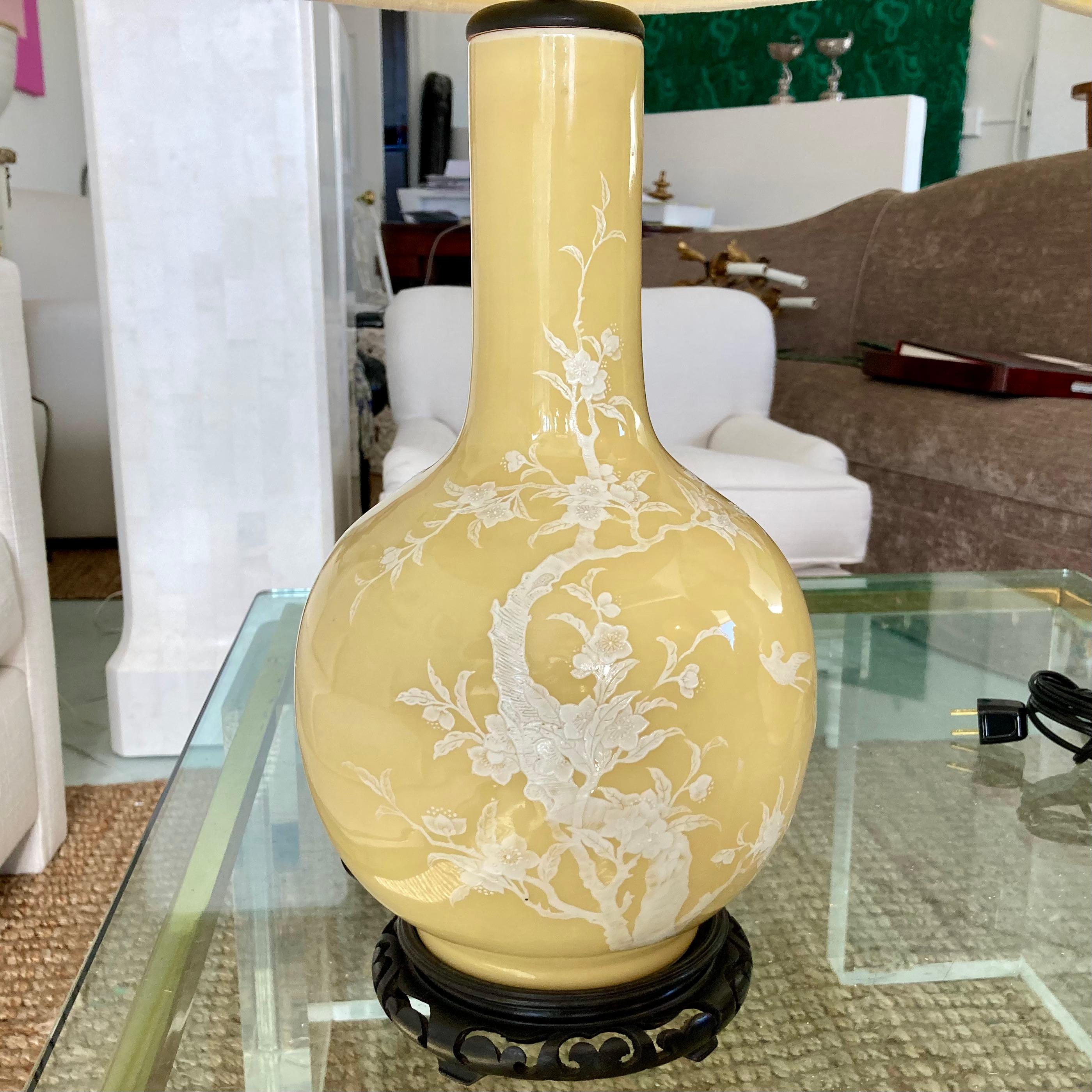 Paire de lampes de table de style chinoiserie asiatique jaune sur socle en bois sculpté en vente 1