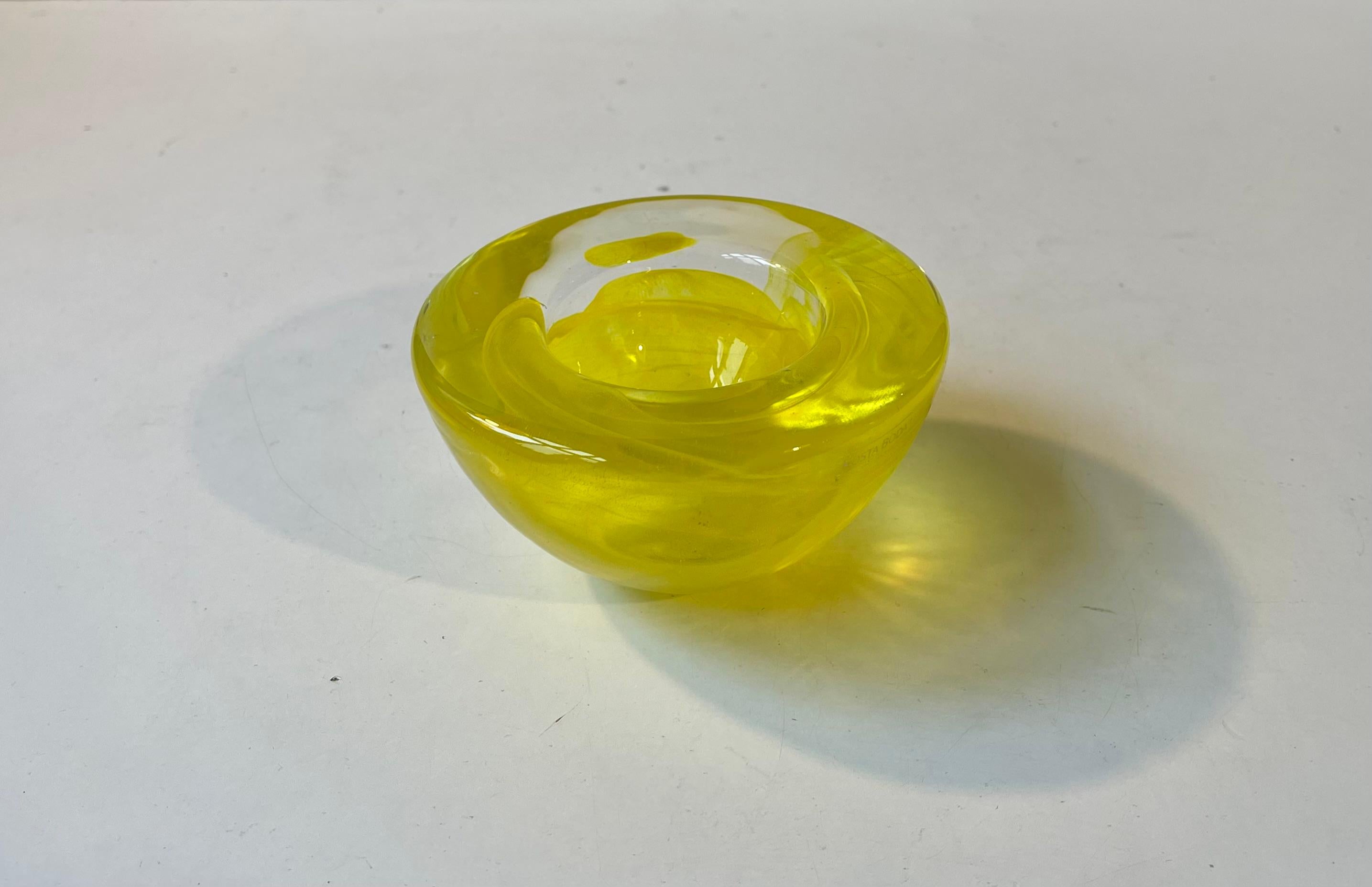 Plato de vidrio artístico Atolón Amarillo de Anna Ehrner para Kosta Boda, años 80 Posmoderno en venta