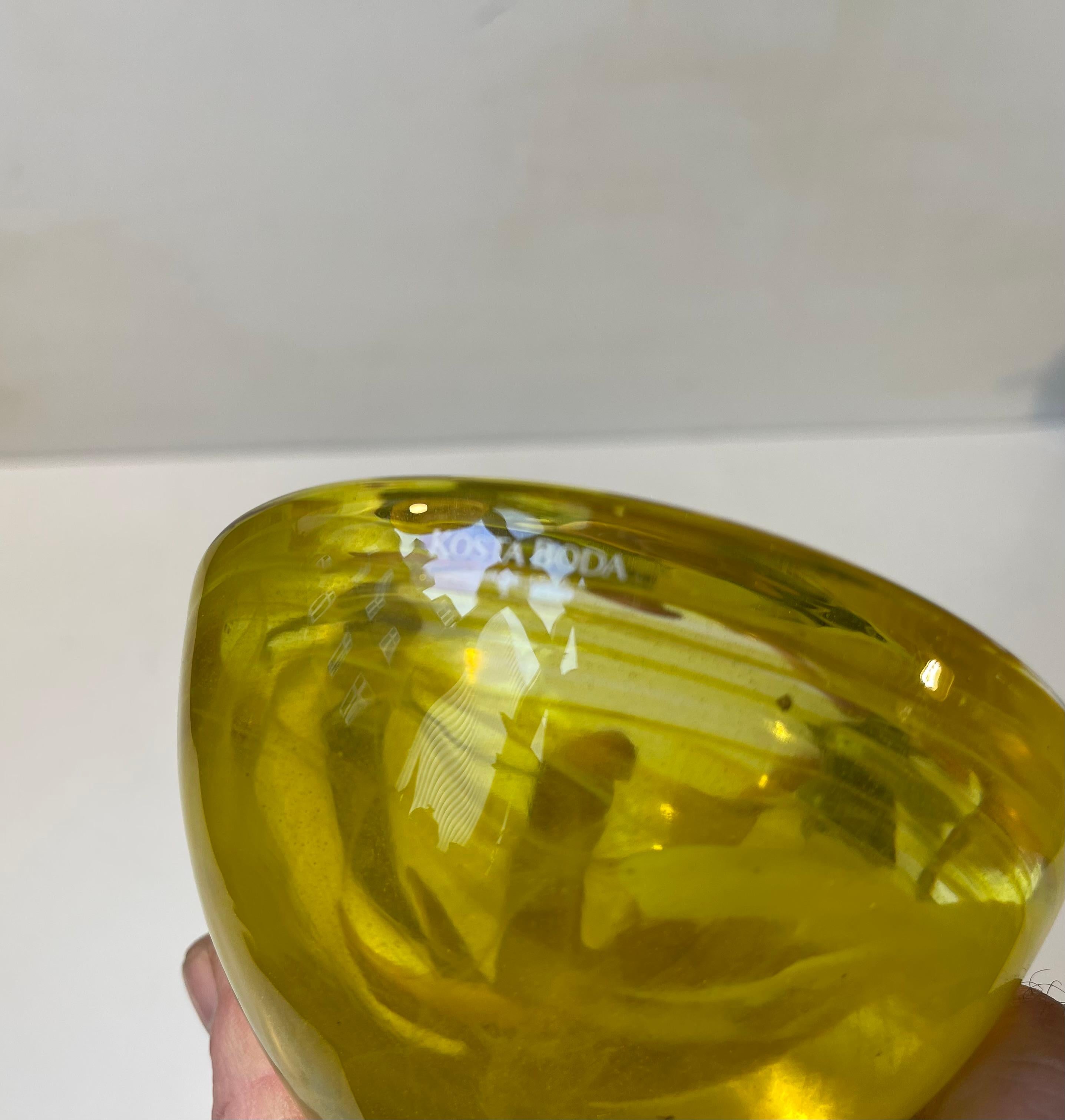 Plato de vidrio artístico Atolón Amarillo de Anna Ehrner para Kosta Boda, años 80 Sueco en venta