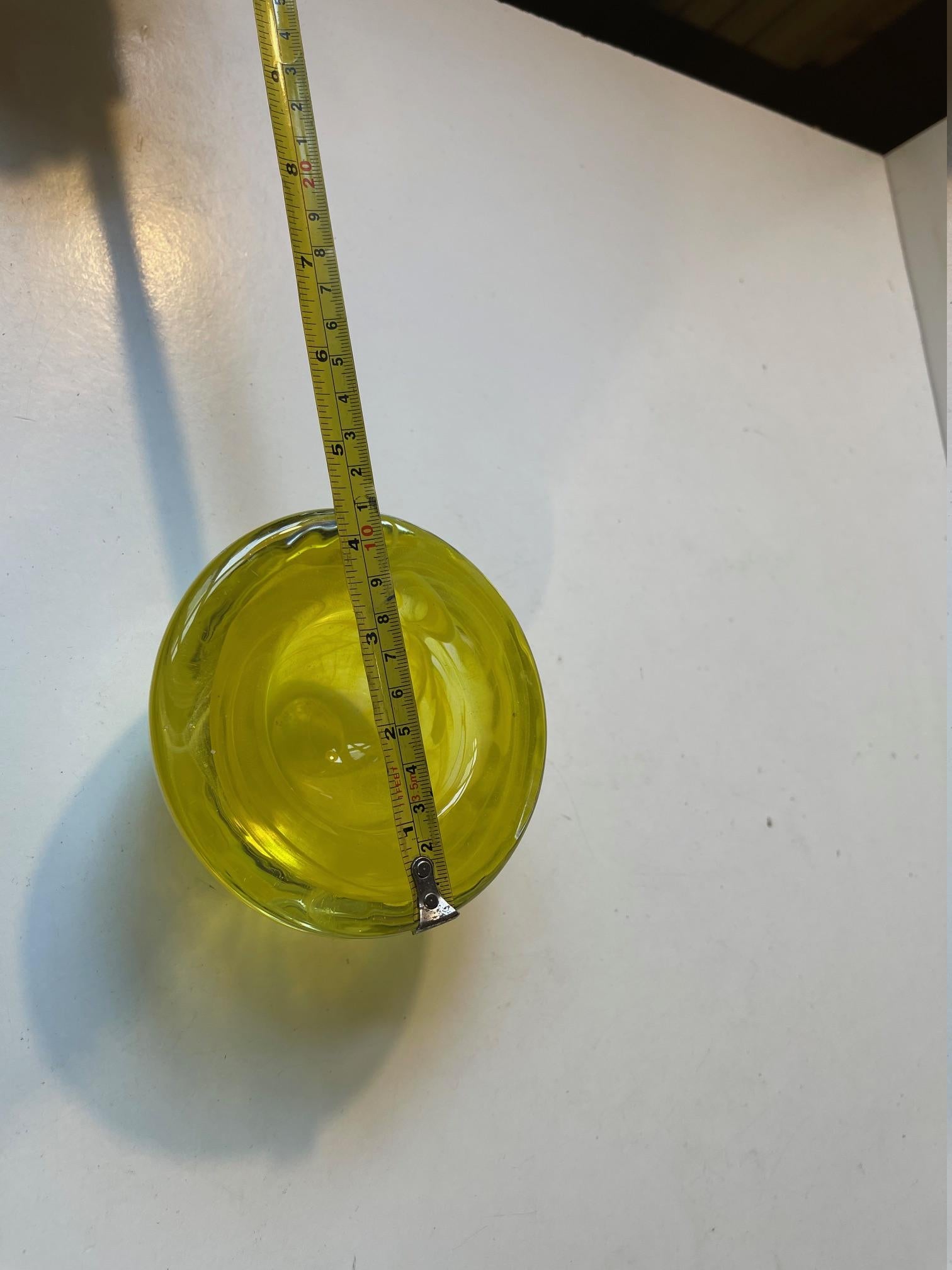 Plato de vidrio artístico Atolón Amarillo de Anna Ehrner para Kosta Boda, años 80 en Bueno estado para la venta en Esbjerg, DK