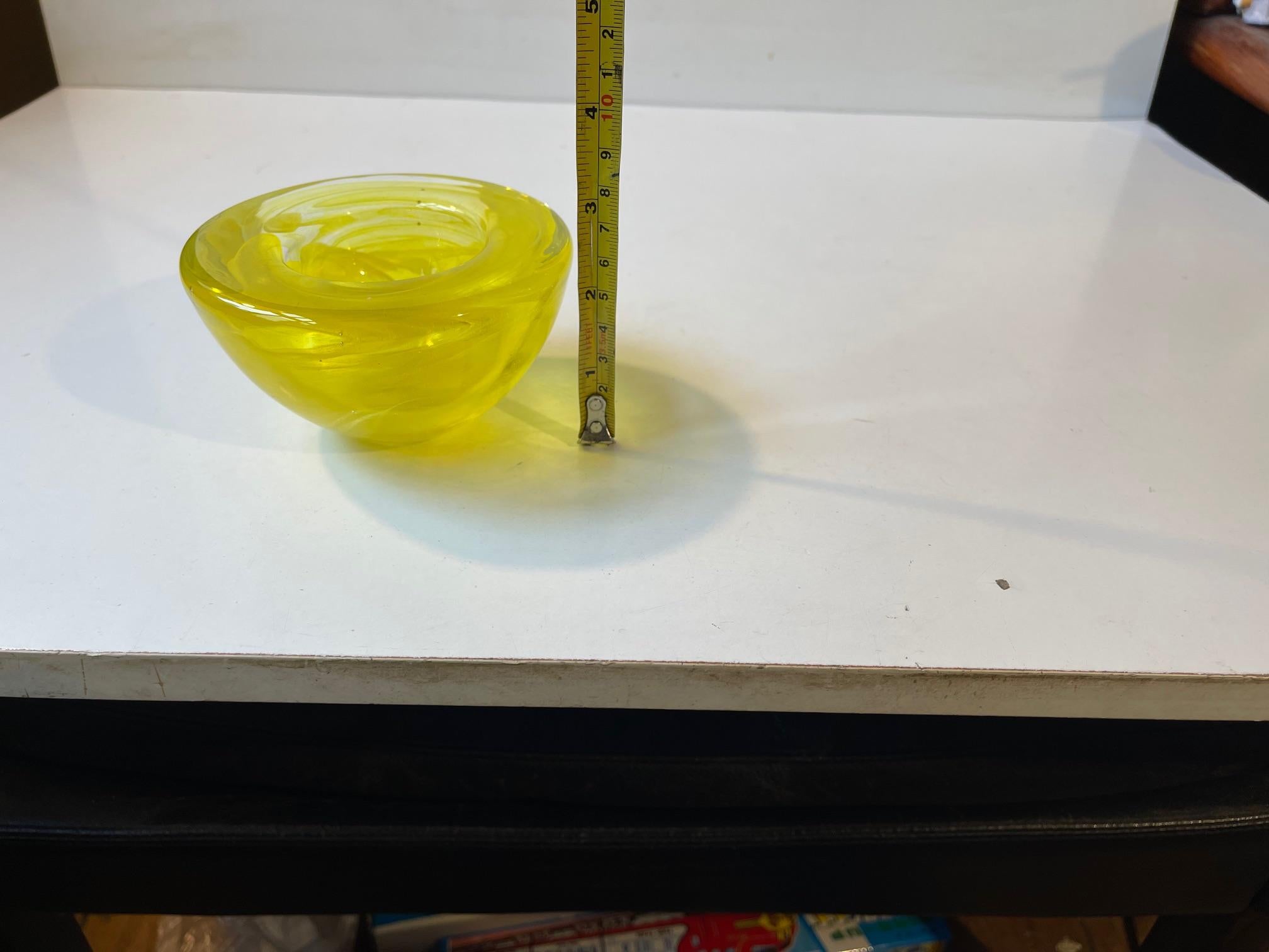 Plato de vidrio artístico Atolón Amarillo de Anna Ehrner para Kosta Boda, años 80 finales del siglo XX en venta