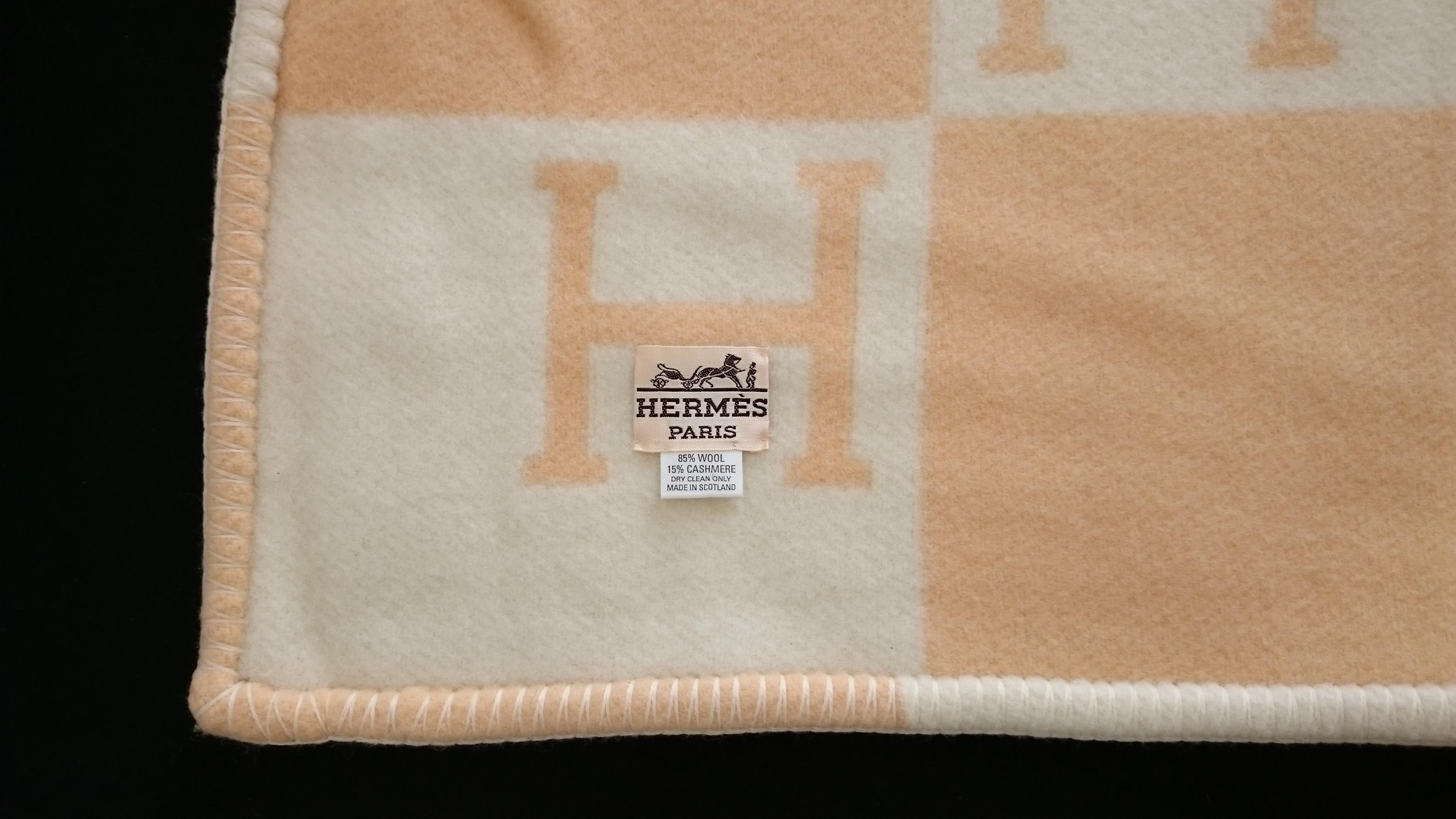 Light-Yellow Avalon Hermès Blanket
140 x 110 cm (55.1 x 43.3 Inches)
85% Wool
15% Cashmere 
Made in Scotland