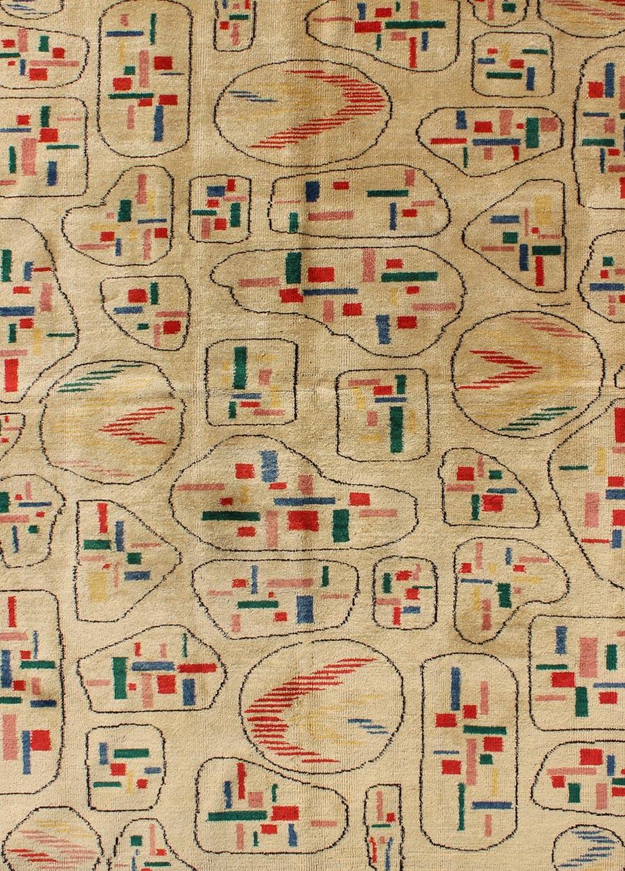 Gelber türkischer Vintage-Teppich mit geometrischem Hintergrund, Mid-Century Modern, Gelb (Moderne der Mitte des Jahrhunderts) im Angebot