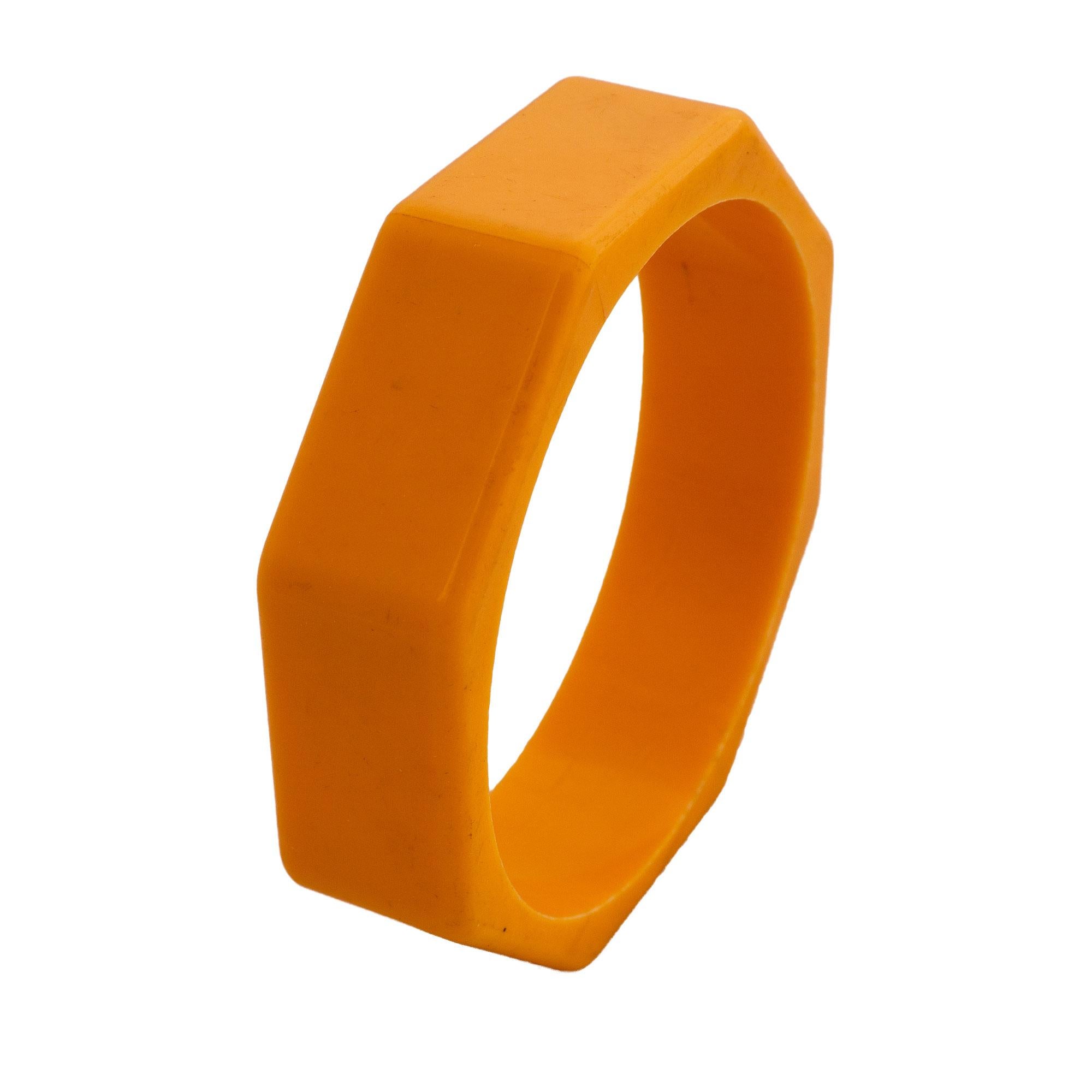 Yellow bakelite bangle in octagon shape, France fifties In Good Condition For Sale In Berlin, DE