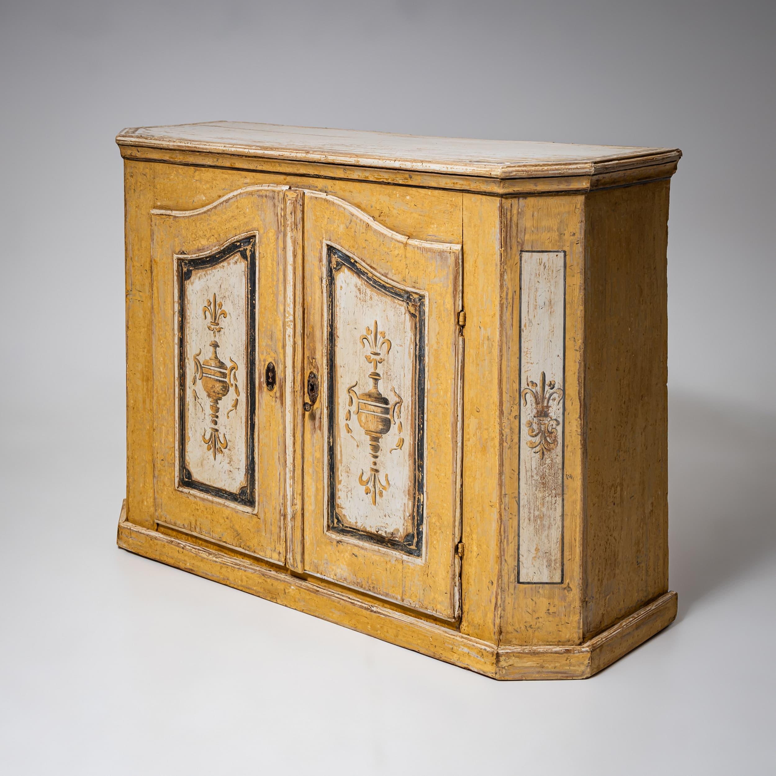 Peint à la main Buffet baroque jaune, 18ème siècle en vente