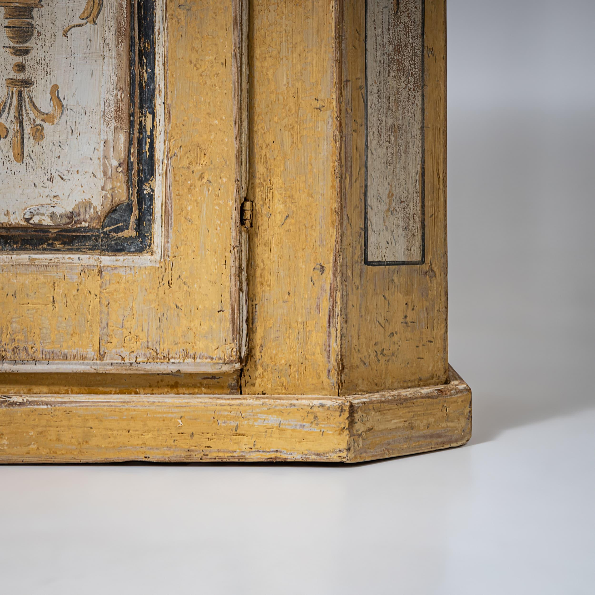 XVIIIe siècle et antérieur Buffet baroque jaune, 18ème siècle en vente