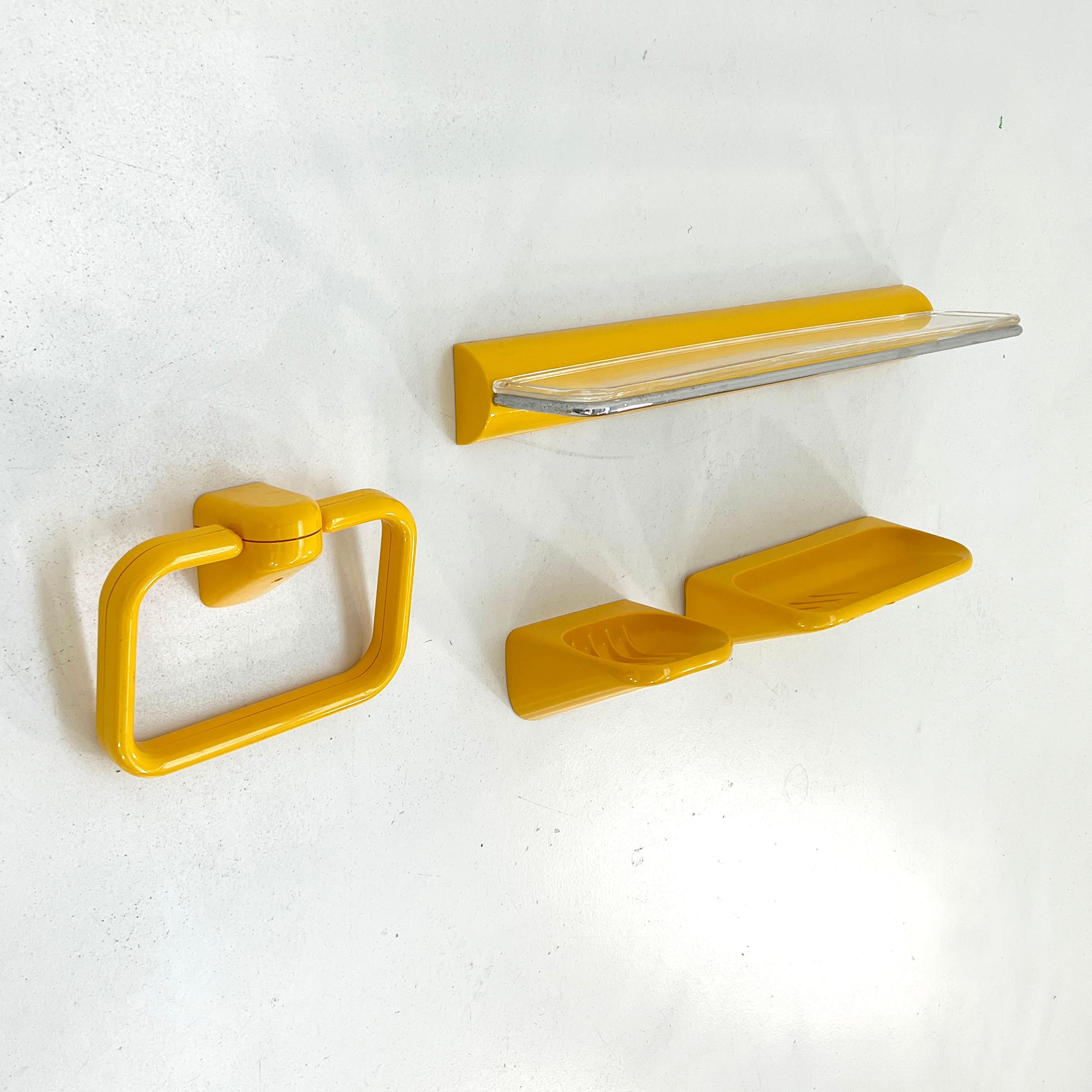 1 étagère + 1 porte-serviettes + 2 porte-savons. 
Producteur - Gedy.
Designer - Makio Hasuike.
Période de conception - années soixante-dix.
Dimensions - Largeur 61 cm x profondeur 8 cm x hauteur 15 cm.
Matériaux - Plastique ABS 
Couleur -