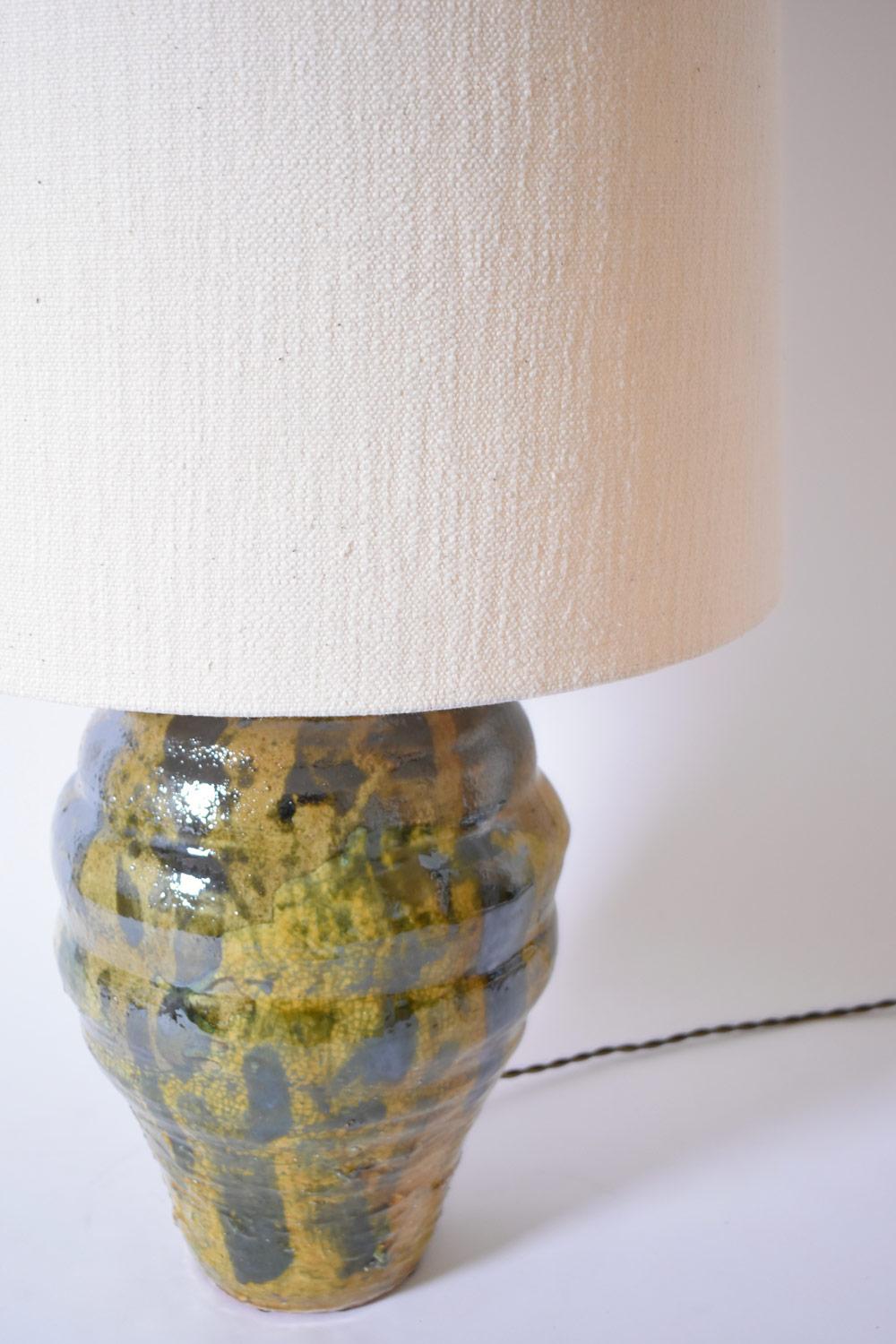 Lampe en céramique beige, jaune et verte de Helder. Portugal, 2025.