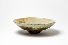 Tazza in ceramica smaltata giallo/beige con riflessi metallici di Gisèle Buthod-Garçon
