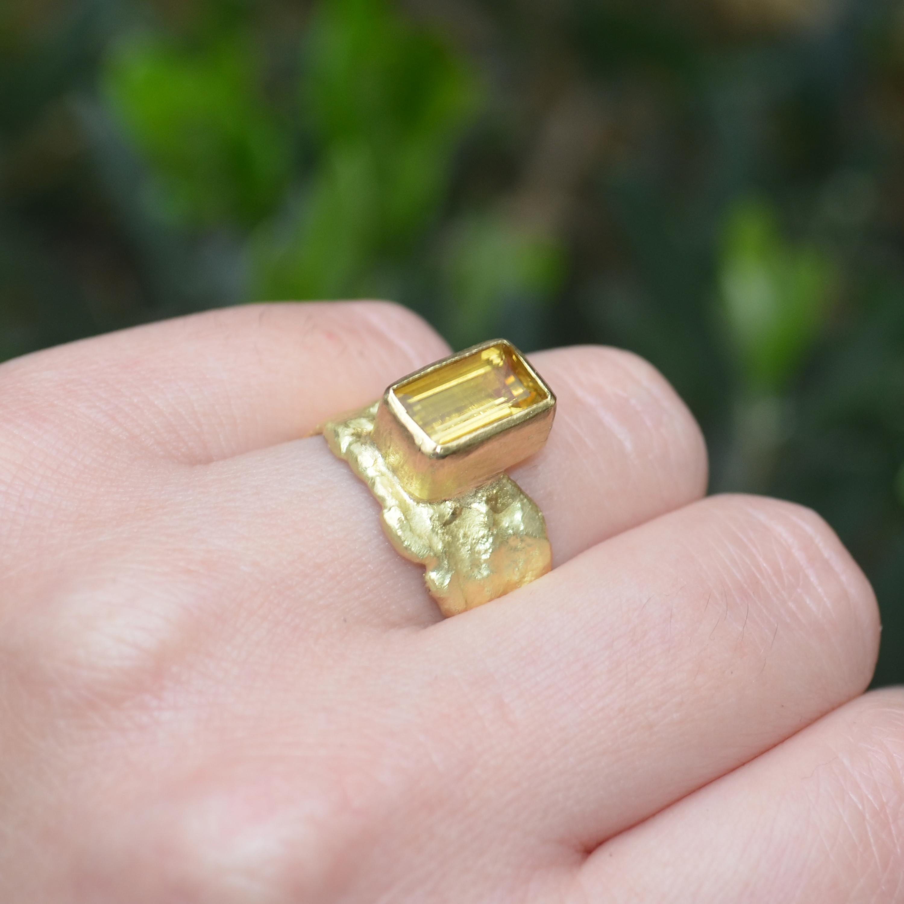 Yellow Beryl 18 Karat Gold Wide Ring In New Condition For Sale In London, GB