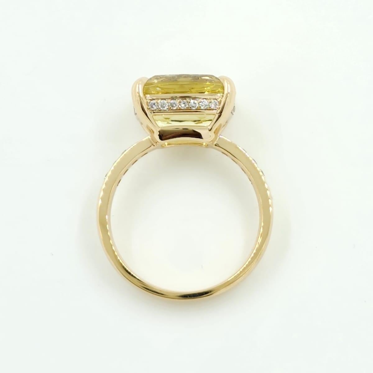 Contemporary Vintage 4.68 Carat Yellow Beryl Diamond Cocktail Ring in 14 Karat Yellow Gold For Sale