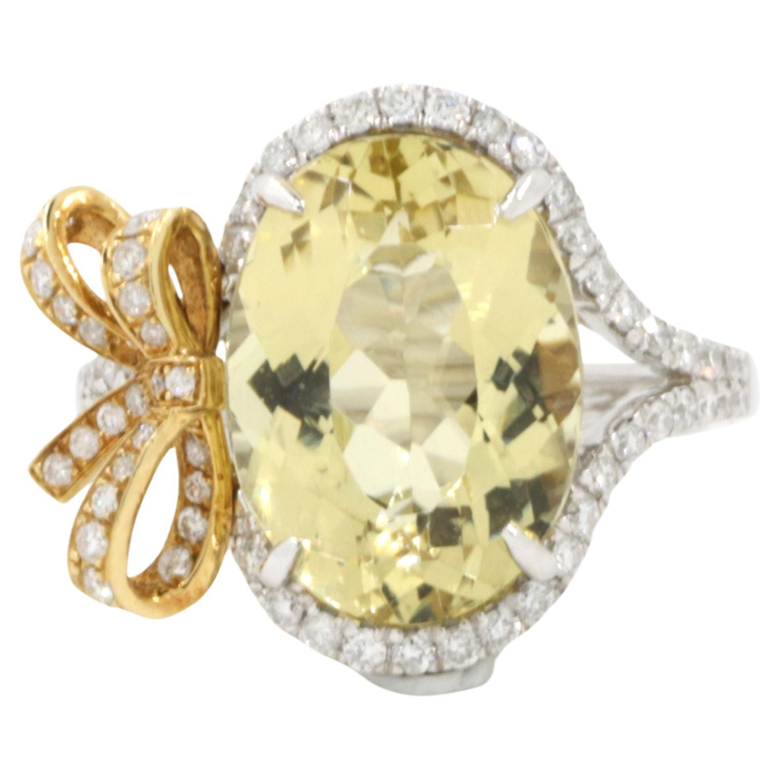 Ammira la bellezza dell'anello con berillo giallo da 6,67 carati e diamante da 0,59 carati in oro bianco e giallo da 18 carati. L'incredibile pietra di berillo giallo brilla di una ricca tonalità dorata, accentuata dagli scintillanti diamanti