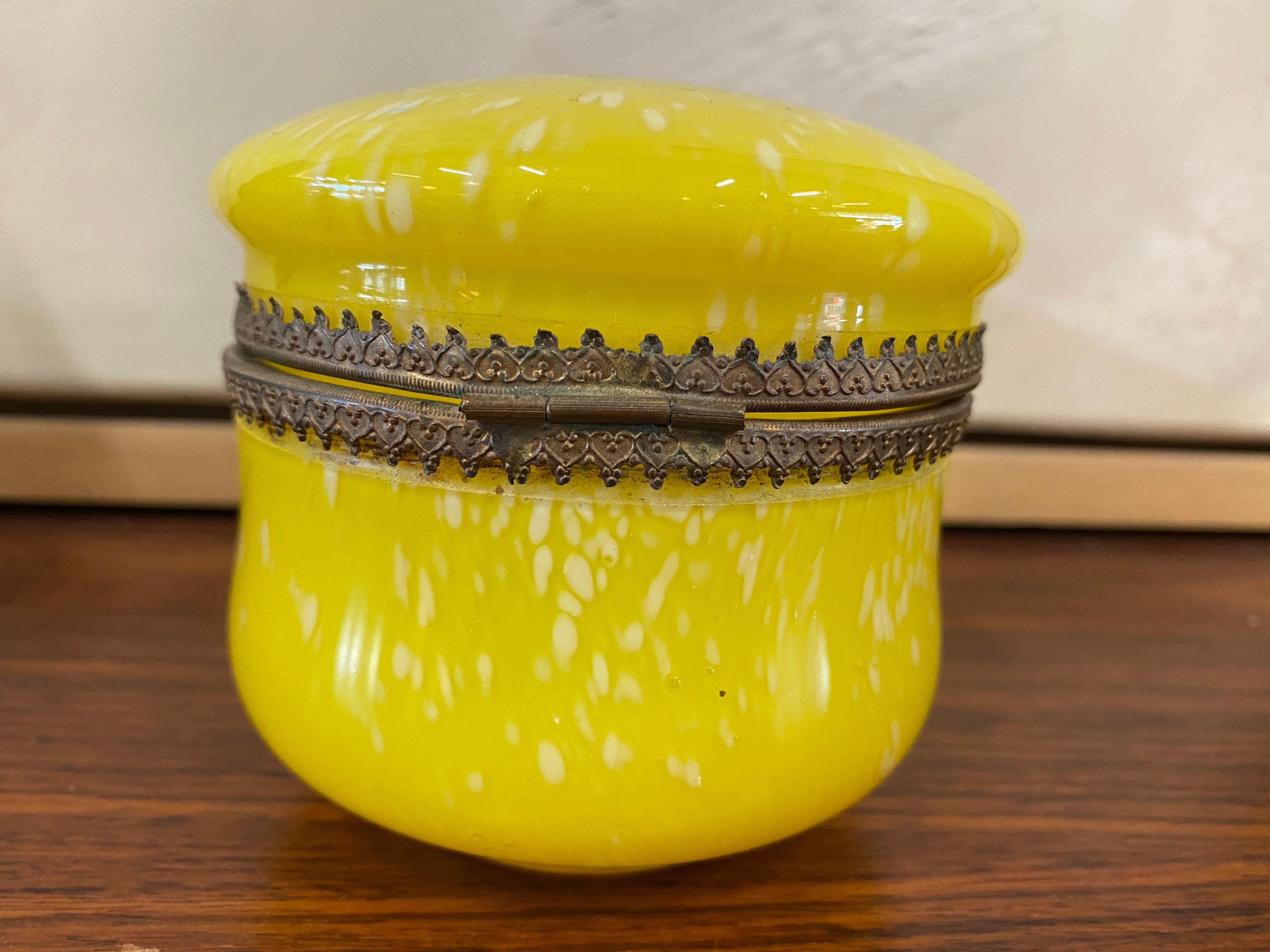 Yellow Biedermeier Glass with Lid Around 1900 In Fair Condition In Hamburg, DE