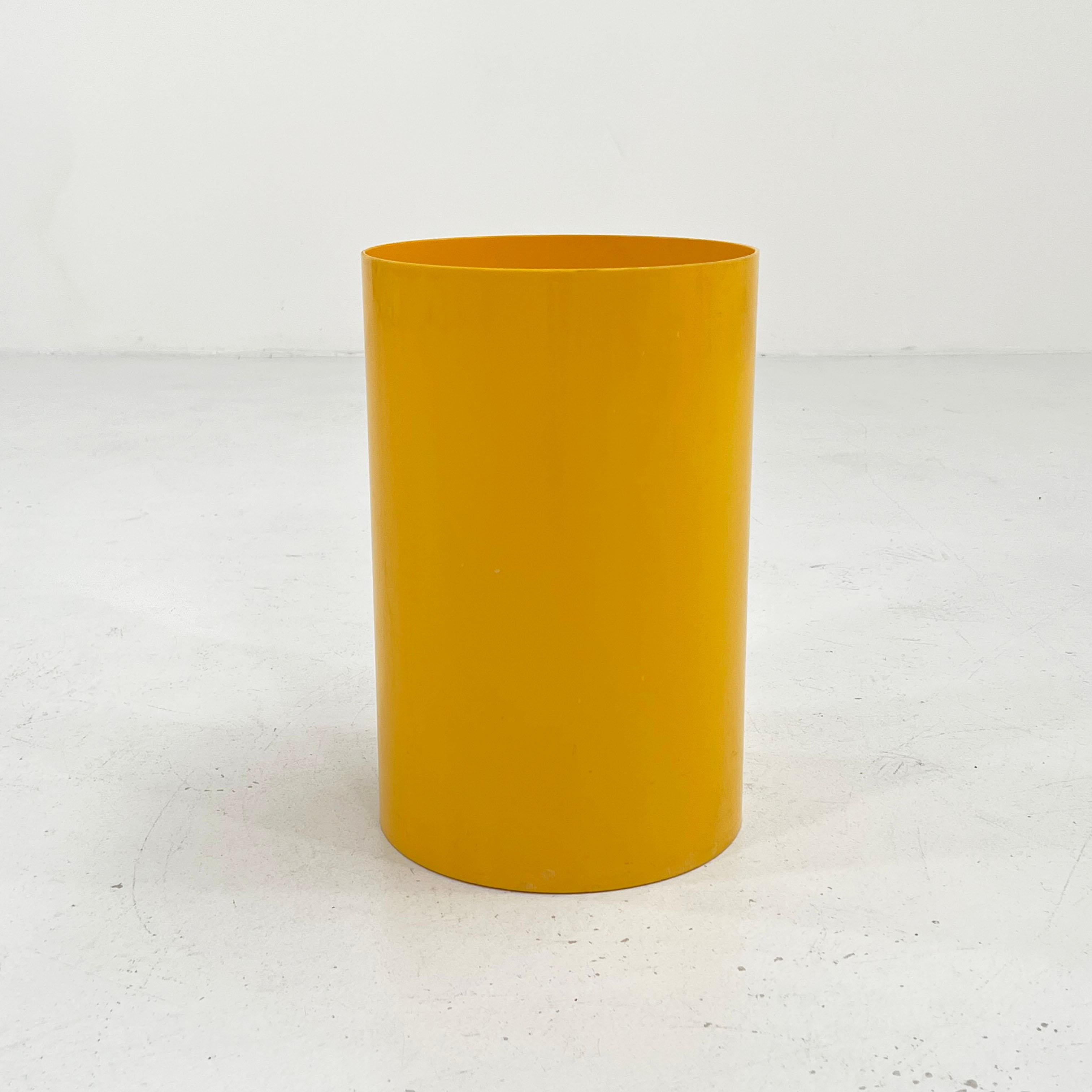 Yellow bin or umbrella stand model 4670 by Gino Colombini for Kartell, 1970s.

Designer - Gino Colombini.
Producer - Kartell.
Model - Model 4670 umbrella stand or waste paper bin.
Design Period - Seventies
Measurements - width 25 cm x depth 25