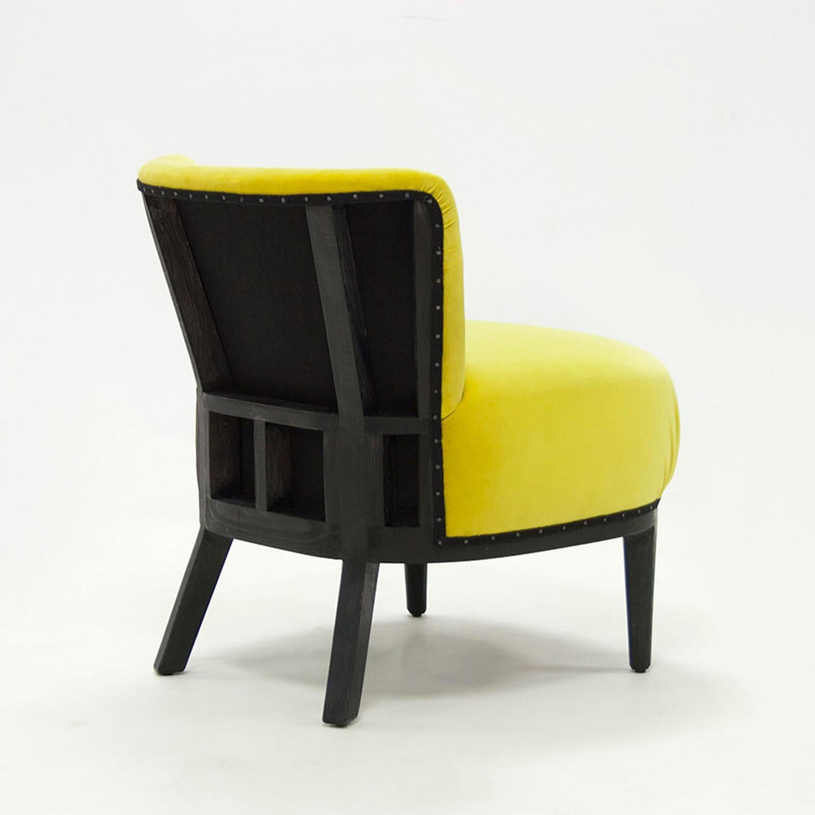 Chair yellow black with structure in solid
blackened tinted wood. Upholstered and
covered with yellow velvet high quality fabric.
Also available with other fabric colors on request.
