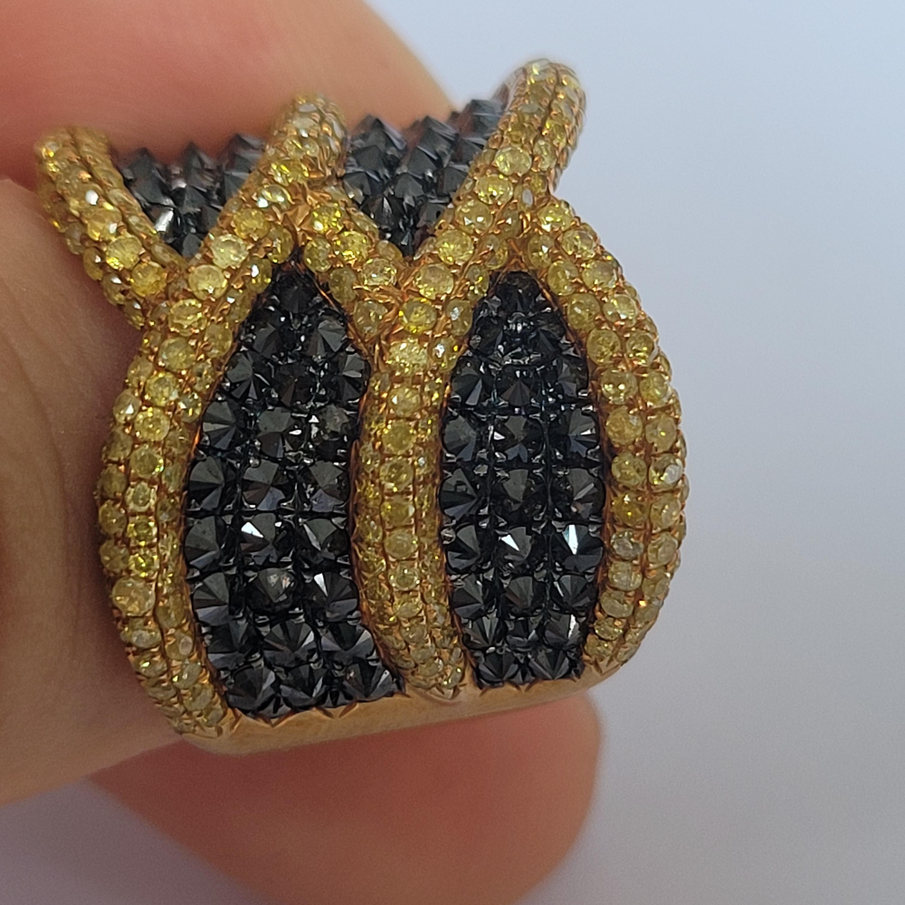Brilliant Cut Yellow & Black Diamond Ring, Absolutely Stunning