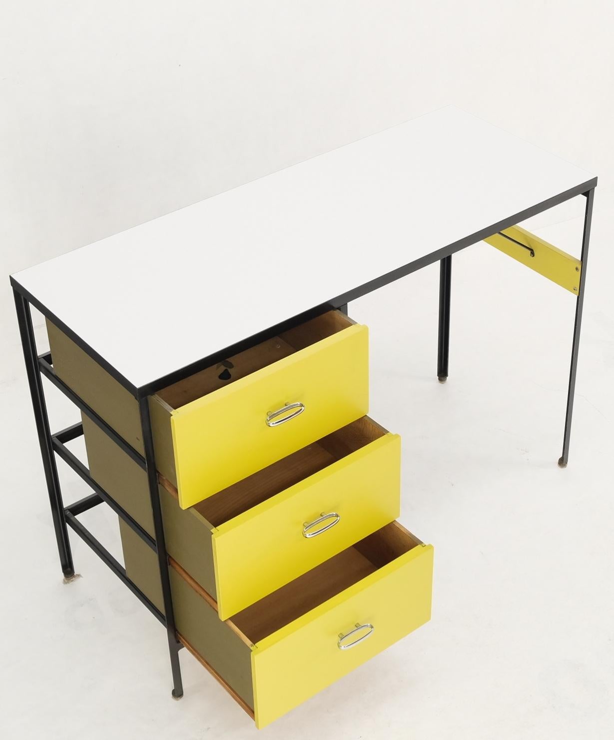 Escritorio con estructura de acero amarillo y negro Modelo 4111 de George Nelson Herman Miller Menta en venta 2