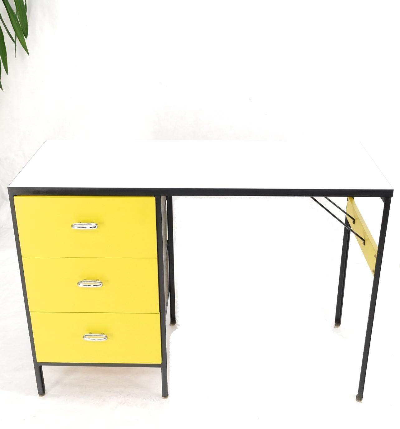 Schreibtisch mit gelbem und schwarzem Stahlrahmen Modell 4111 von George Nelson Herman Miller Mint im Angebot 4