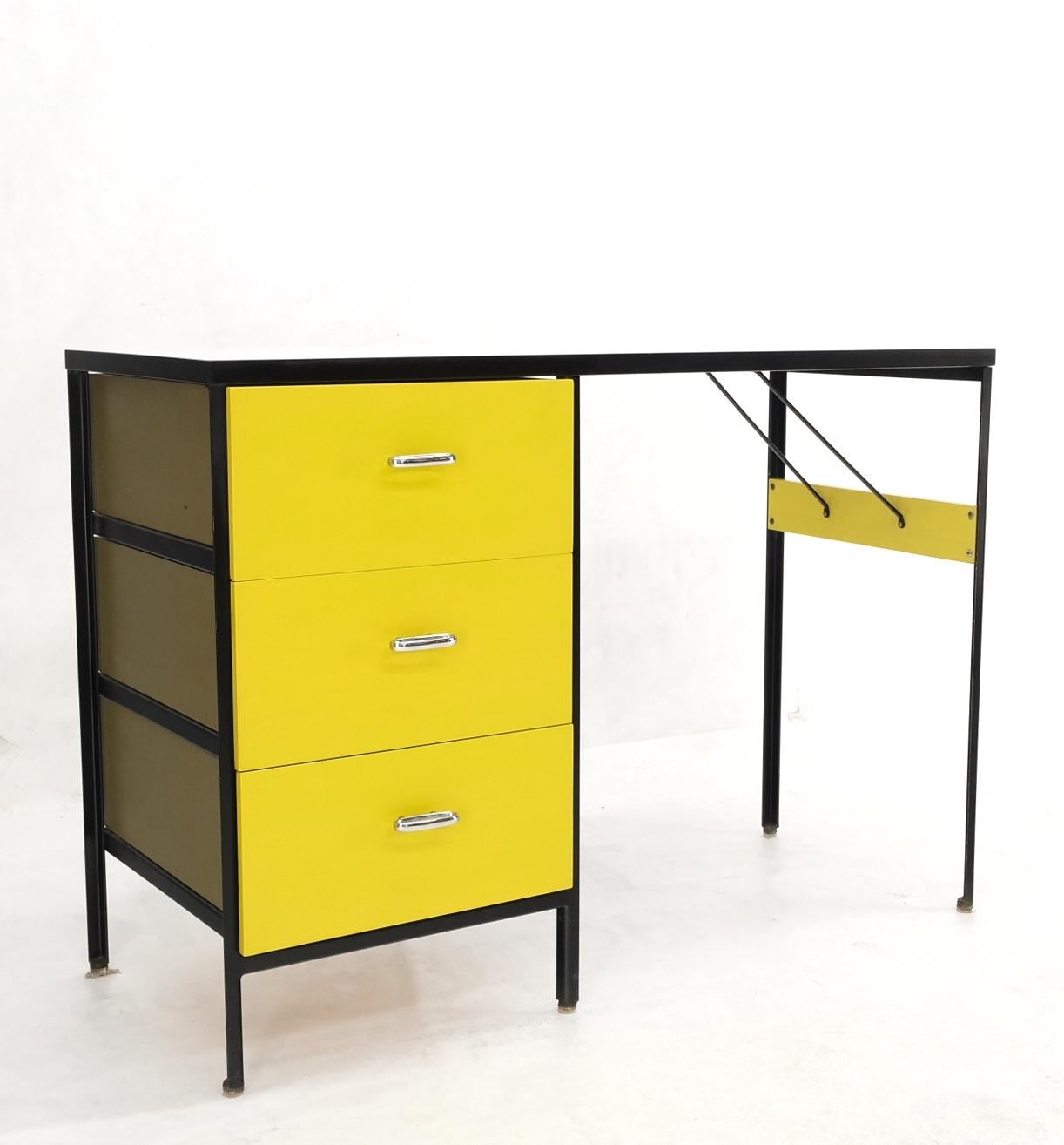 Escritorio con estructura de acero amarillo y negro Modelo 4111 de George Nelson Herman Miller Menta en venta 4