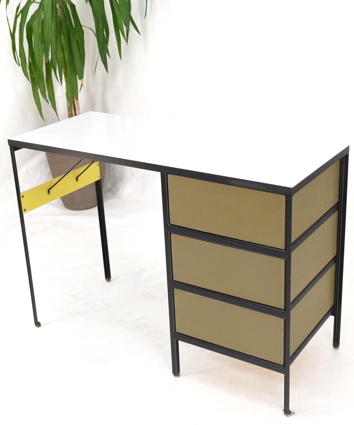 Schreibtisch mit gelbem und schwarzem Stahlrahmen Modell 4111 von George Nelson Herman Miller Mint im Angebot 7