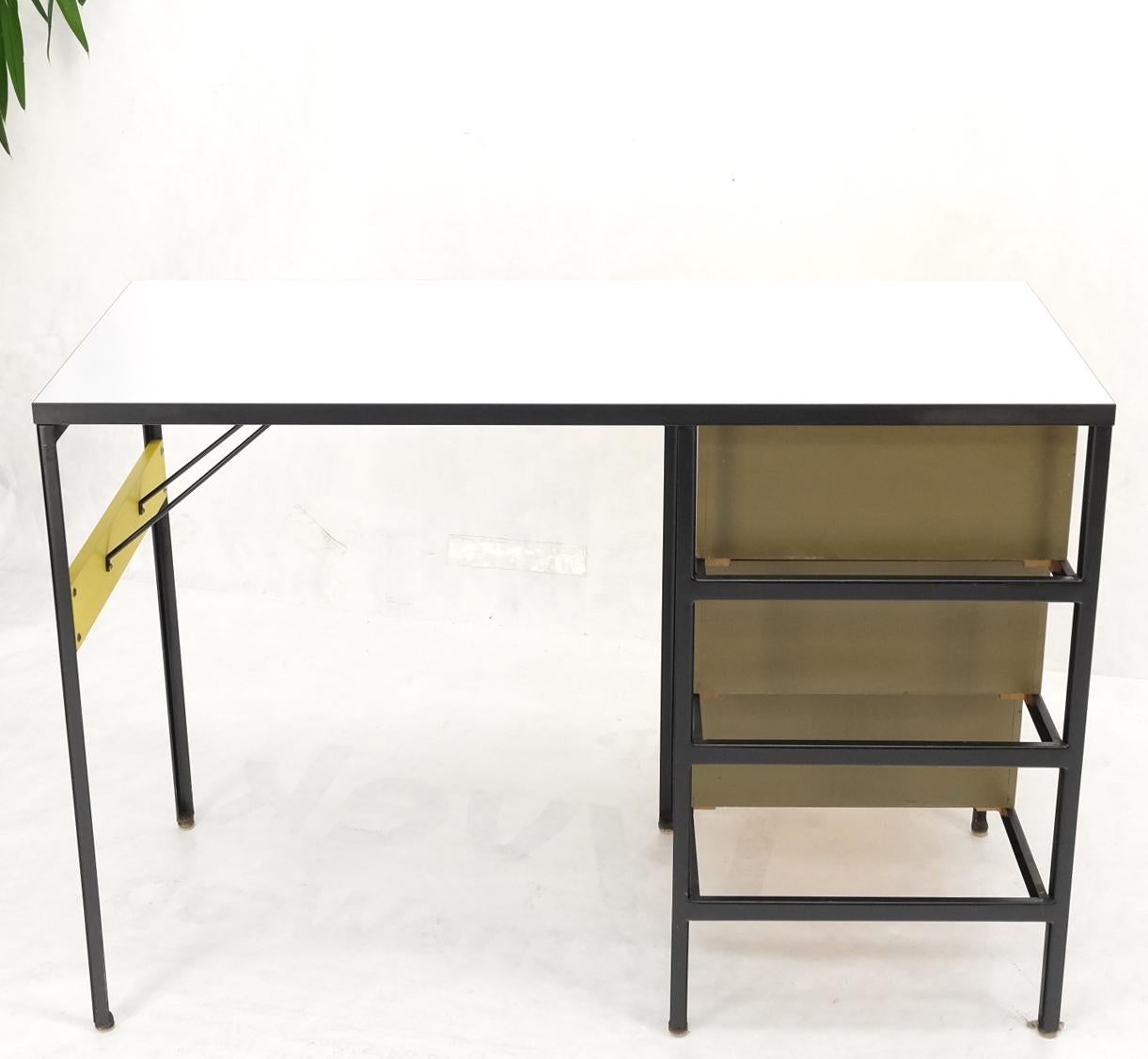 Escritorio con estructura de acero amarillo y negro Modelo 4111 de George Nelson Herman Miller Menta en venta 8