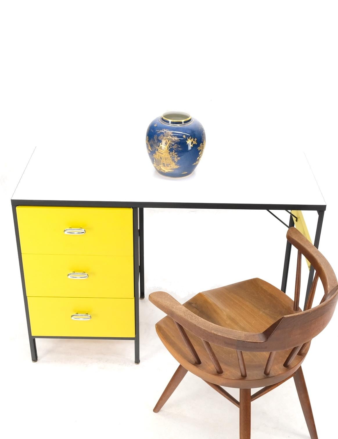 Escritorio con estructura de acero amarillo y negro Modelo 4111 de George Nelson Herman Miller Menta en venta 9
