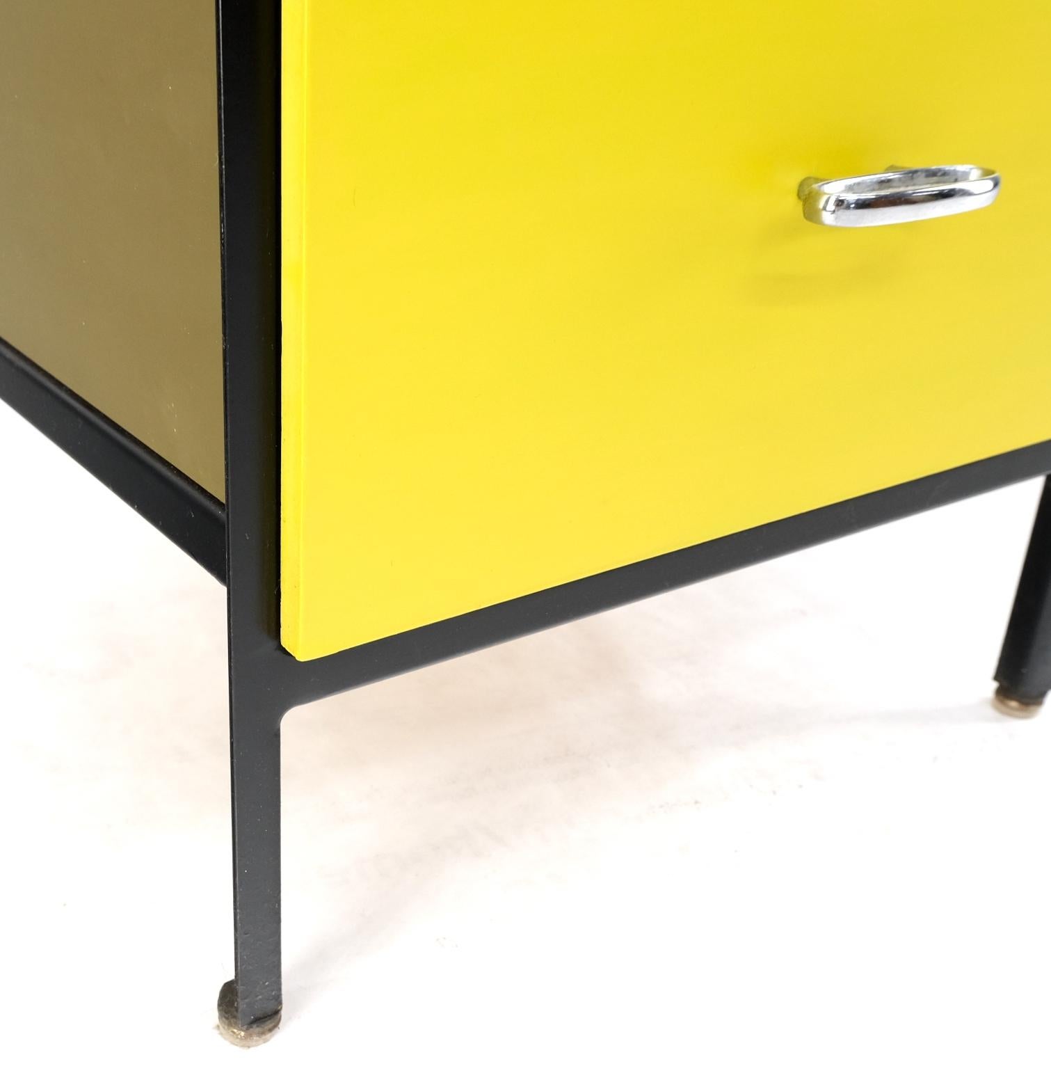 Escritorio con estructura de acero amarillo y negro Modelo 4111 de George Nelson Herman Miller Menta siglo XX en venta
