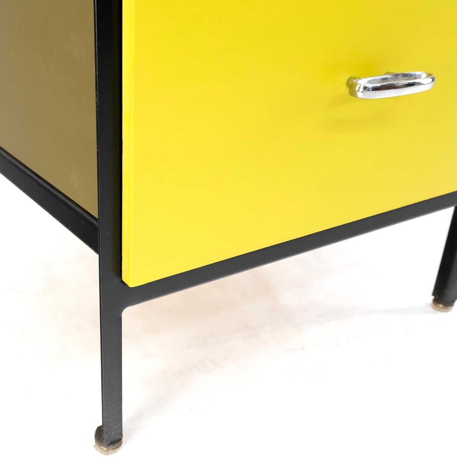 20ième siècle Bureau  cadre en acier jaune et noir modle 4111 de George Nelson Herman Miller Mint en vente