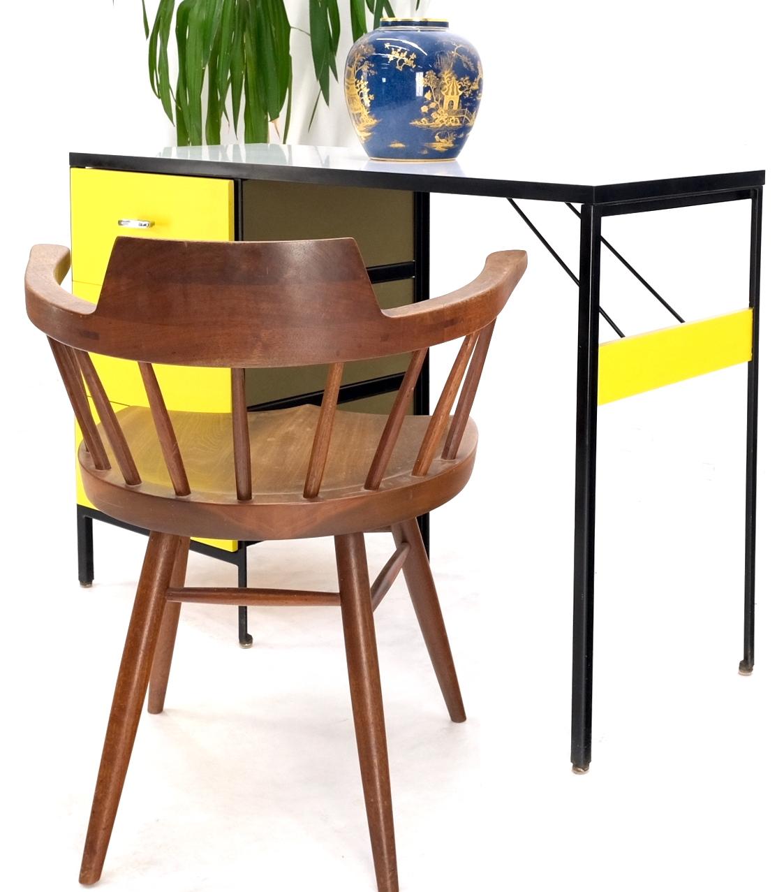 Schreibtisch mit gelbem und schwarzem Stahlrahmen Modell 4111 von George Nelson Herman Miller Mint im Angebot 2