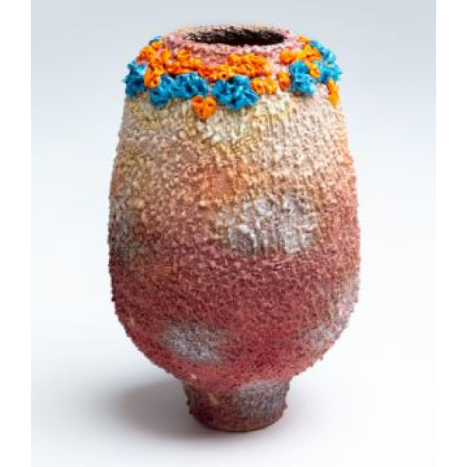 Gelbe Bling-Vase von Arina Antonova
Abmessungen: H 40 x T 20 cm
MATERIALIEN: Steingut, Porzellan, Pigmente.

Geboren in Sewastopol (Krim), war ich umgeben von der natürlichen Vielfalt der Schwarzmeerküste mit ihren felsigen Stränden und