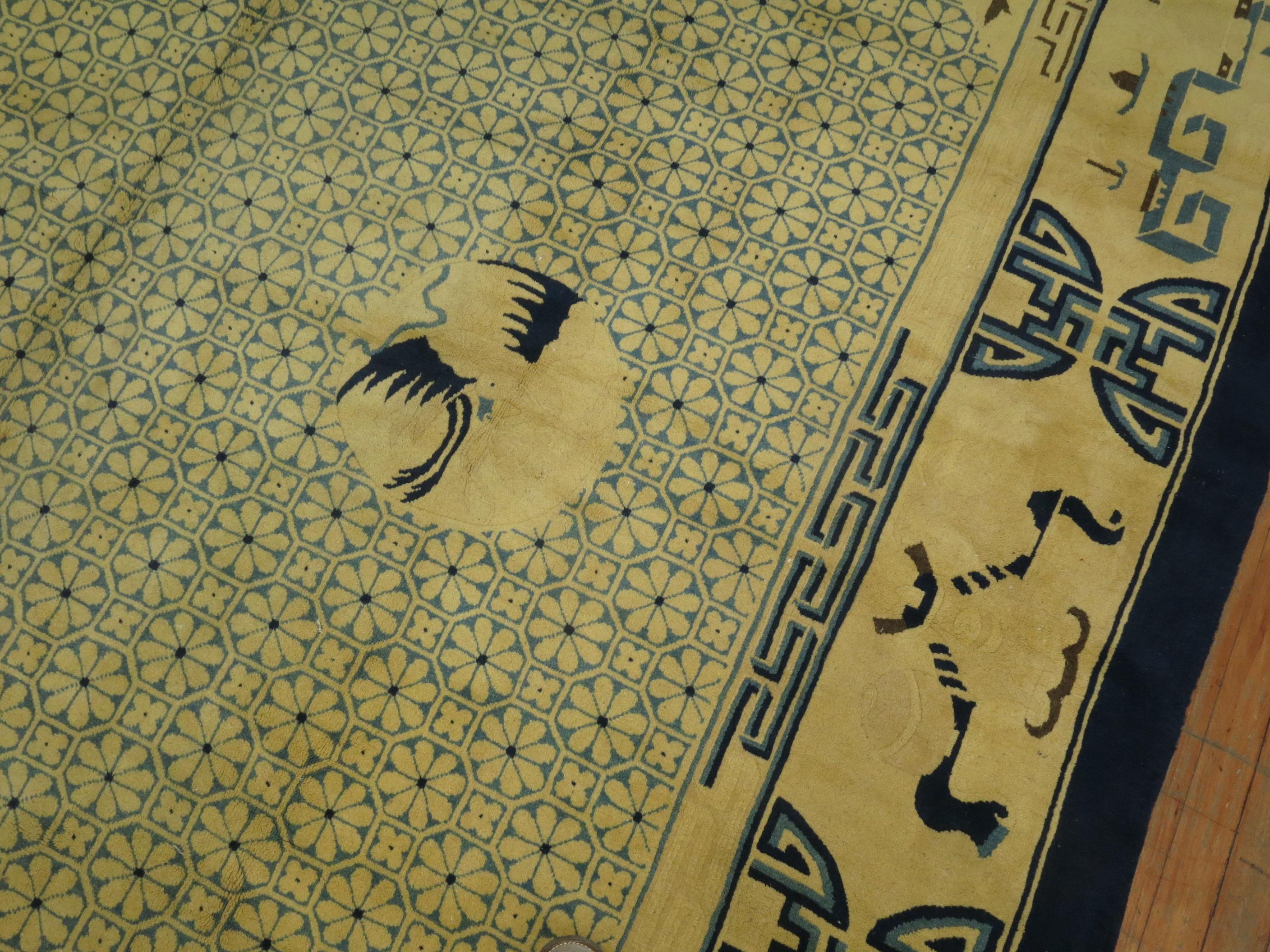 Antiker chinesischer gelb-blauer antiker Teppich in Zimmergröße im Zustand „Gut“ im Angebot in New York, NY