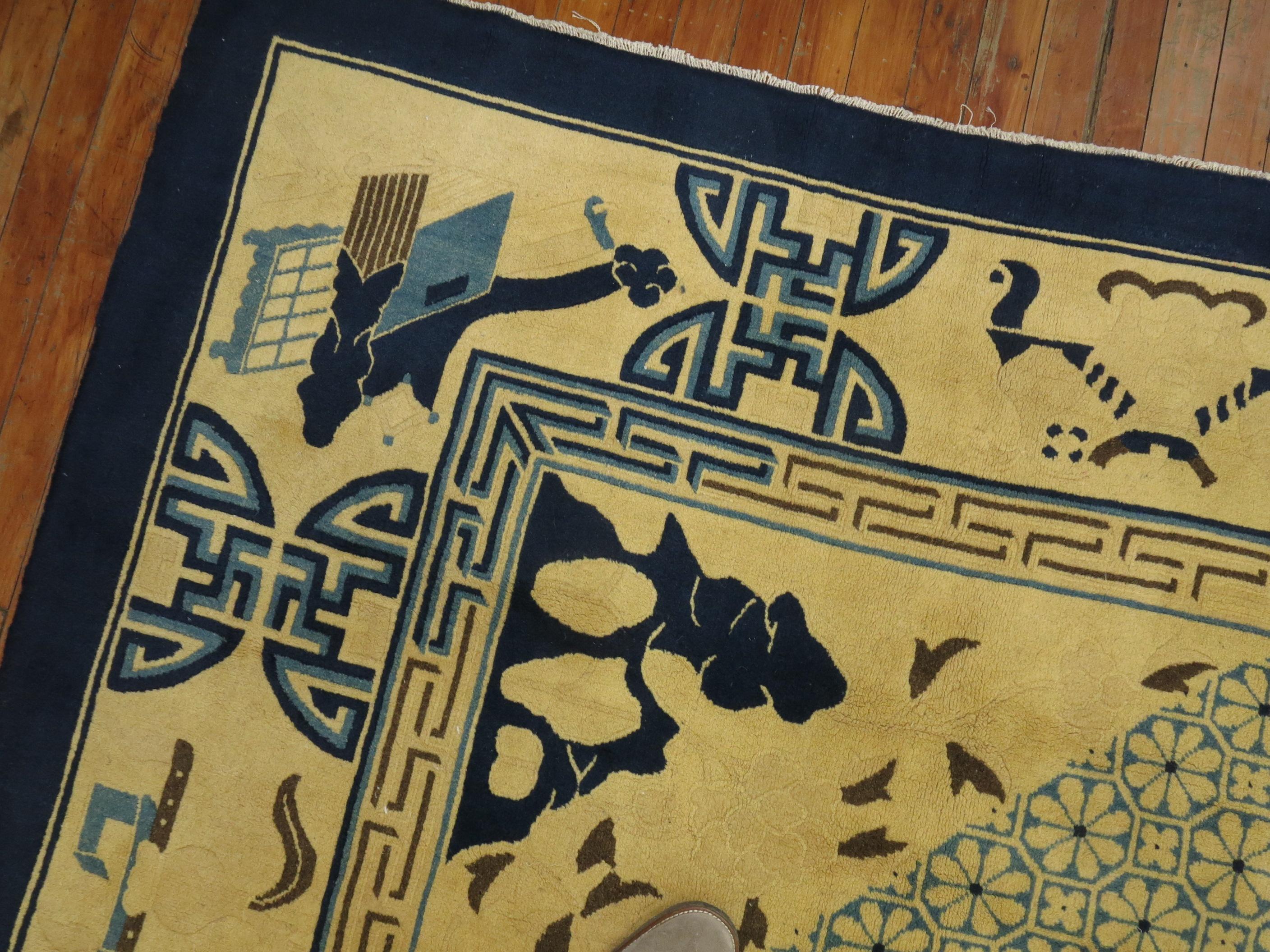 Antiker chinesischer gelb-blauer antiker Teppich in Zimmergröße (Wolle) im Angebot